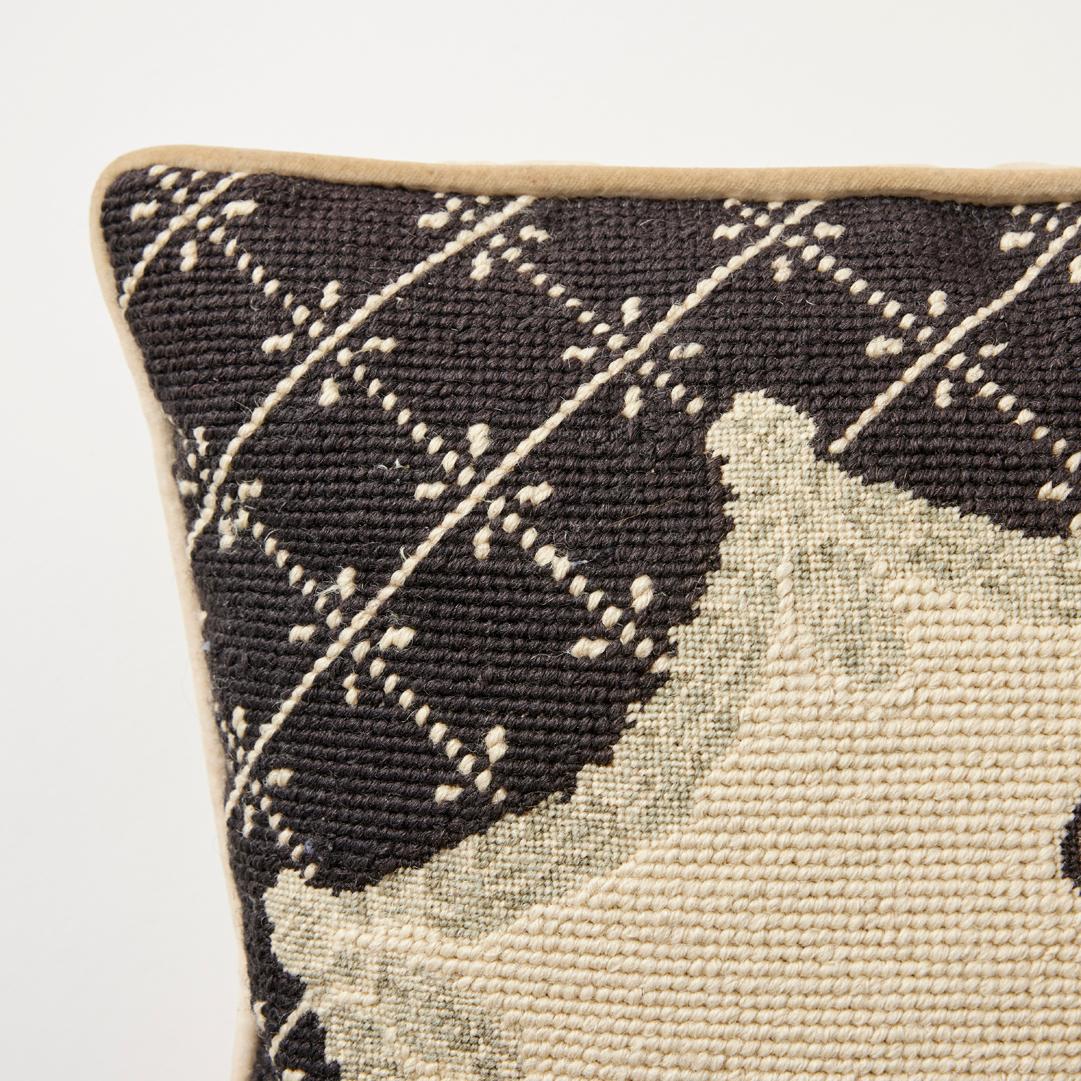 Vintage Chocolate Lab Needlepoint-Kissen im Zustand „Gut“ in New York, NY