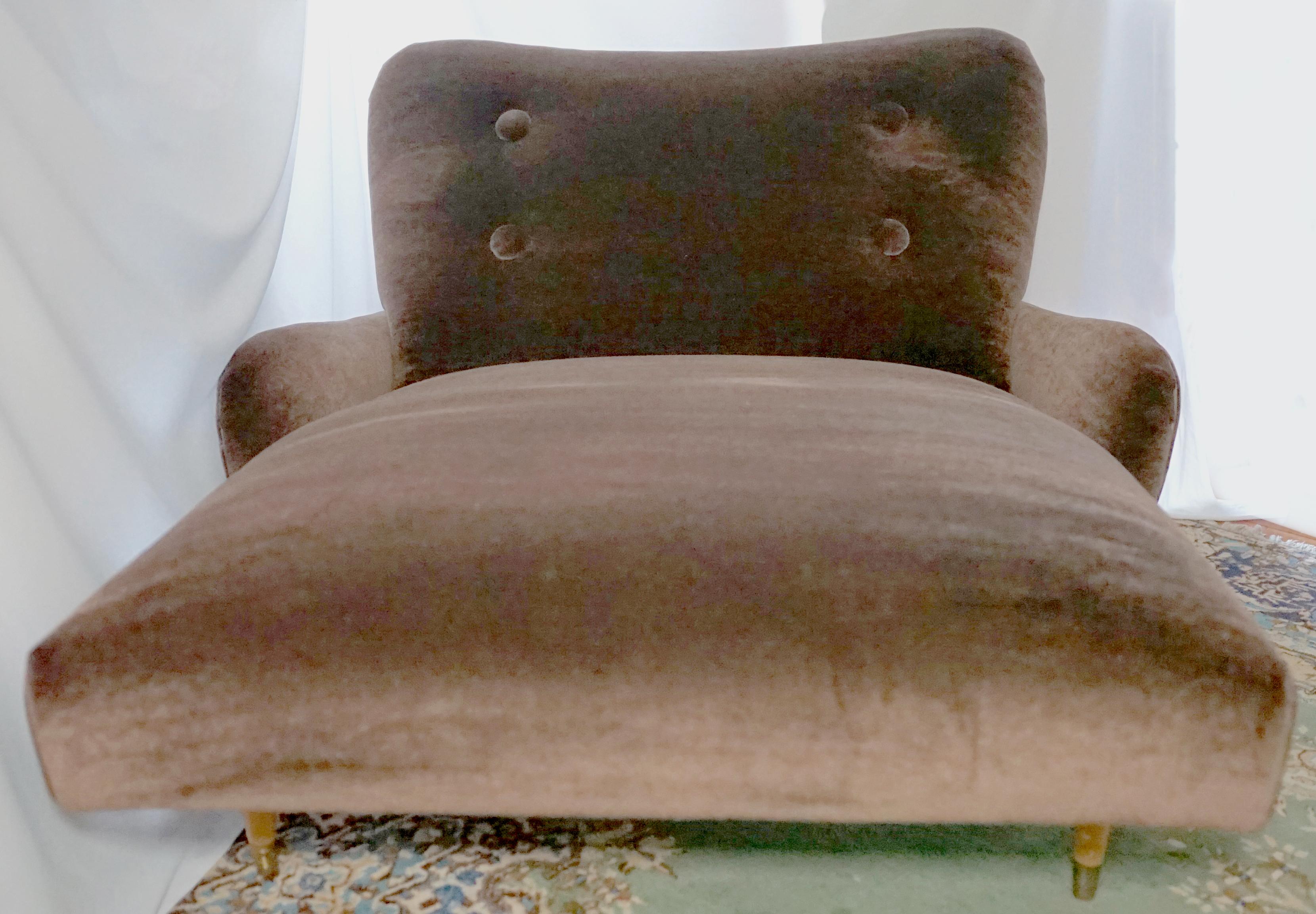 Form, function, and luxury meet here with the beauty of mohair in chocolate velvet pile that covers a super-sized super-elegant, mid century chaise lounge.
Finer than cashmere, more durable than wool, this fabric choice approaches the top without