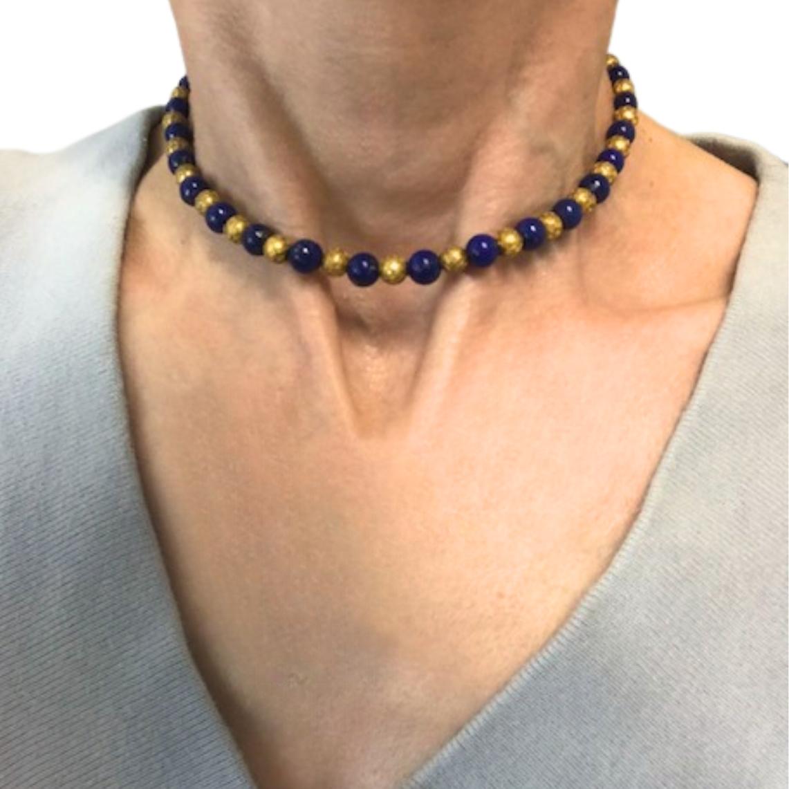 Questa collana girocollo vintage presenta una combinazione di perline in oro 14k e lapislazzuli.
Tieni presente che la chiusura è in oro 10k. u2028La collana alterna lapislazzuli lisci e levigati a perline d'oro dalla struttura complessa. Il colore