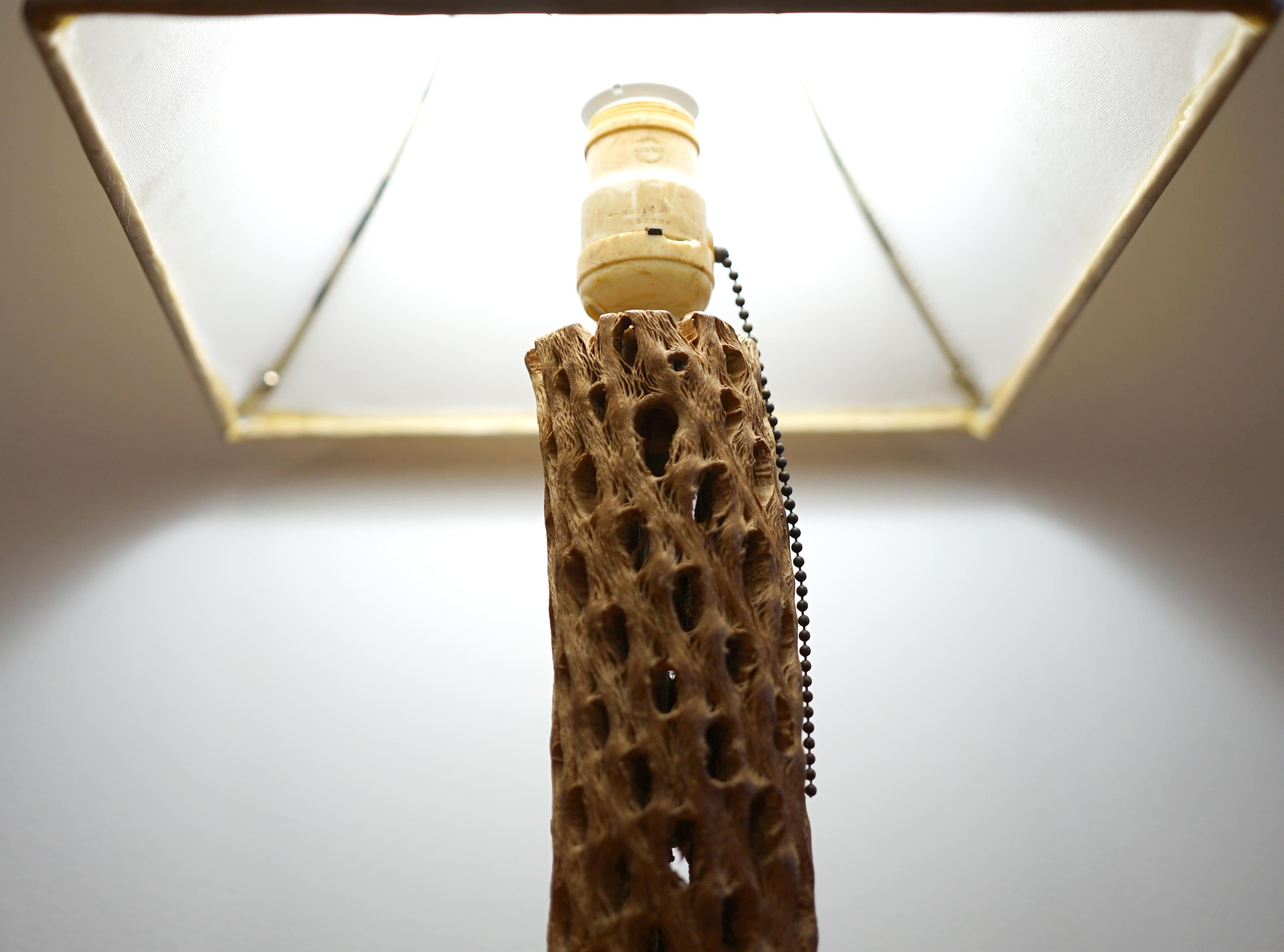 Lampe de bureau vintage en bois de cholla sur socle en érable avec abat-jour d'origine en vente 2