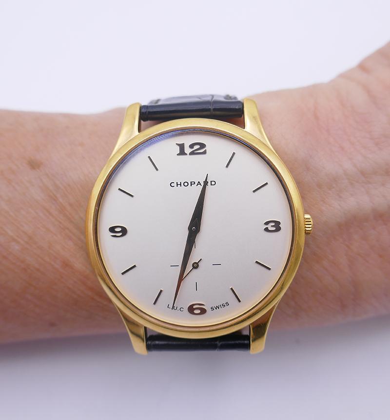 A classic Chopard L.U.C 12.96 caliber watch made of 18 karat yellow gold with an original leather strap.
Designed by Michel Parmigiani, the model features a white face with gold Arabic numerals on 12, 3, 6 and 9 o’clock, a small seconds feature and