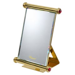 Miroir de table de bijoutier vintage Chopard à hauteur réglable, en métal doré et cabochons rouges