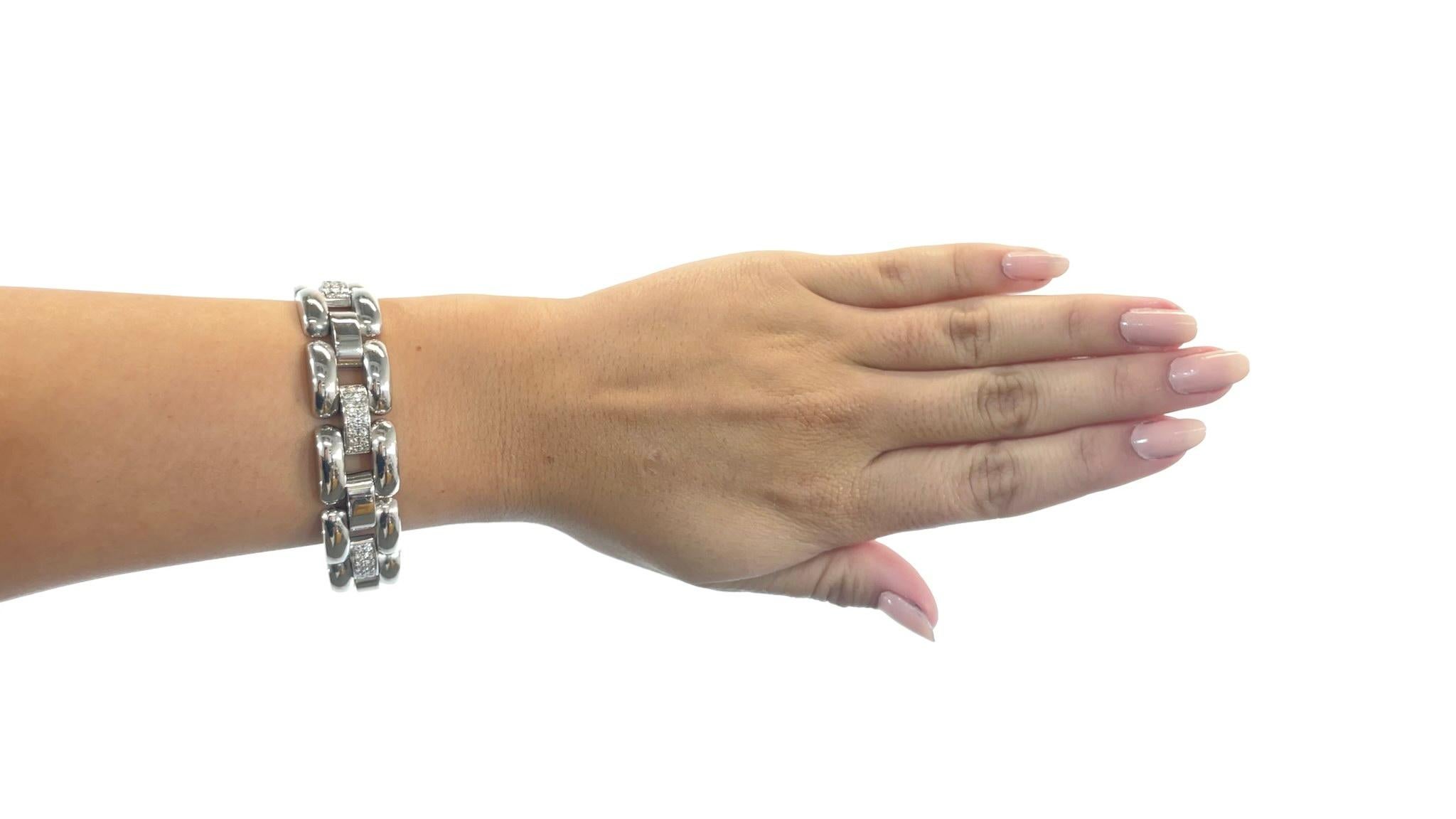 Vintage Chopard La Strada Diamant 18 Karat Weißgold Armband. Das Armband besteht aus 96 Diamanten im runden Brillantschliff von ca. 2,88 Karat, Farbe D-E. Signiert Chopard, 9152248, 95/2672-41. CIRCA 2000er Jahre. 7 3/4 Zoll. 

Über das Stück: Wenn