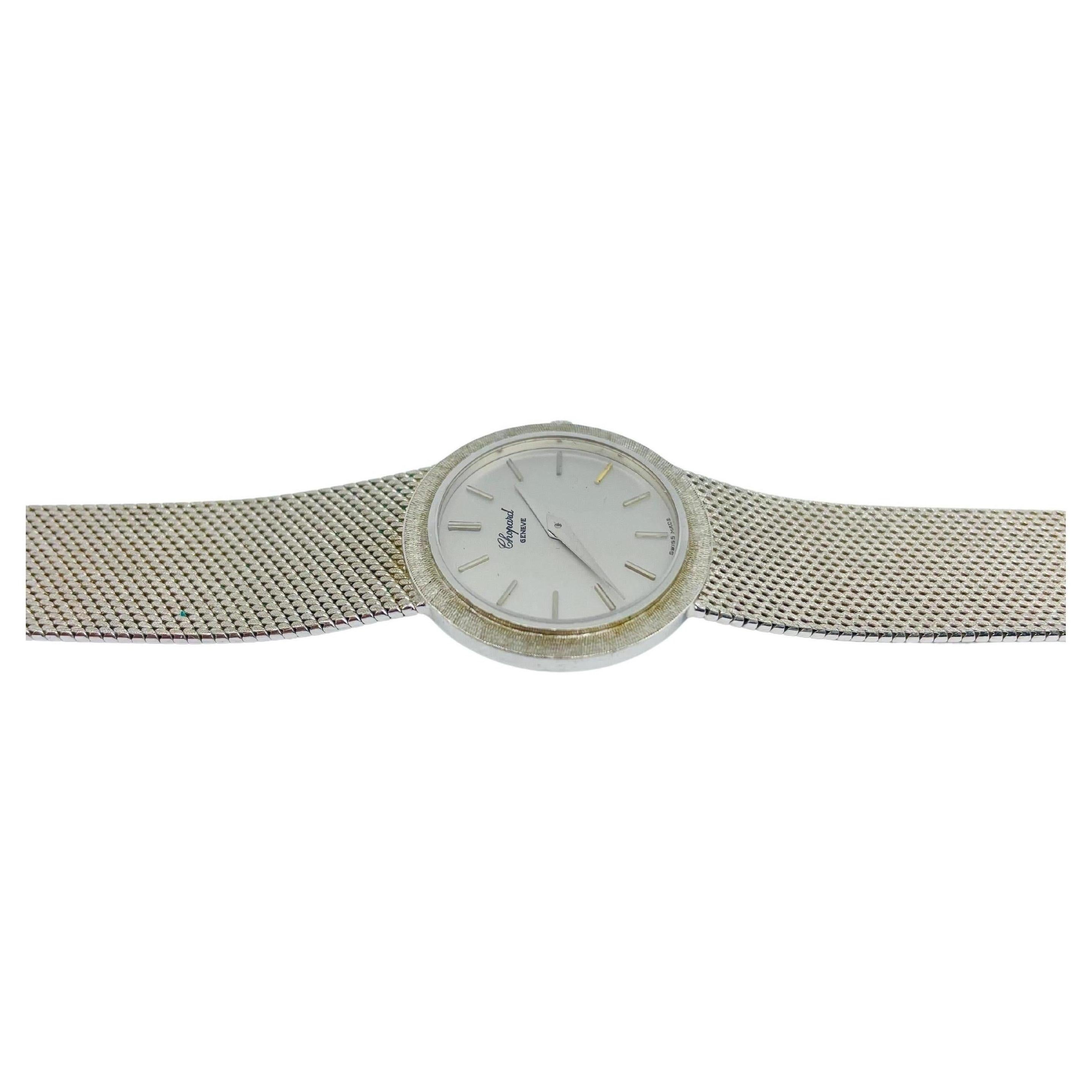  Montre Vintage Chopard pour femme en or blanc 750 - un véritable chef-d'œuvre de joaillerie et d'horlogerie. Cette montre est une pièce originale de Chopard, accompagnée d'un certificat et d'une boîte, ce qui en fait un ajout rare et précieux à