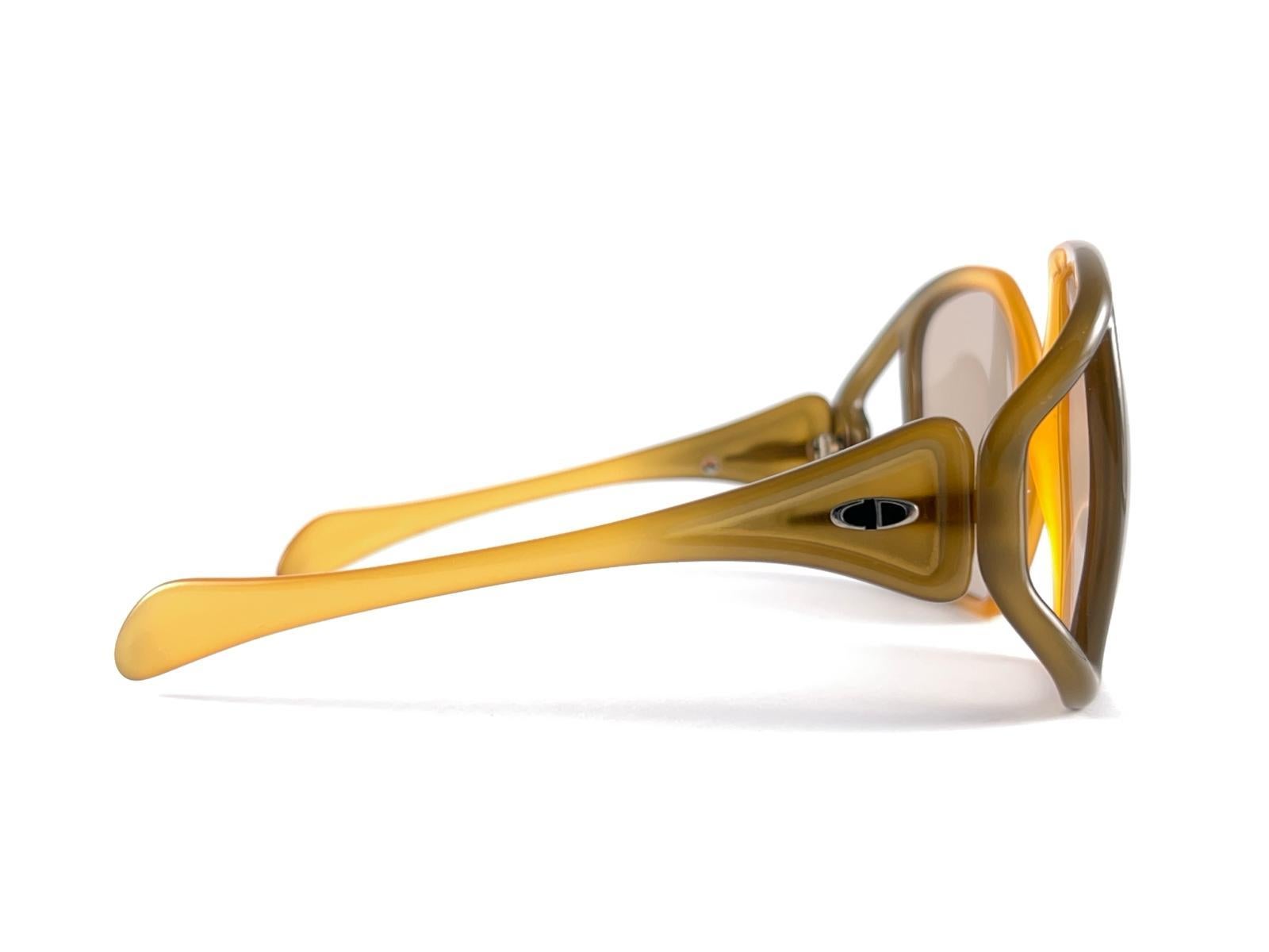 De las mujeres Gafas de sol vintage Christian D02 Avant Garde Two Tone Optyl Audrey Hepburn 1975 en venta