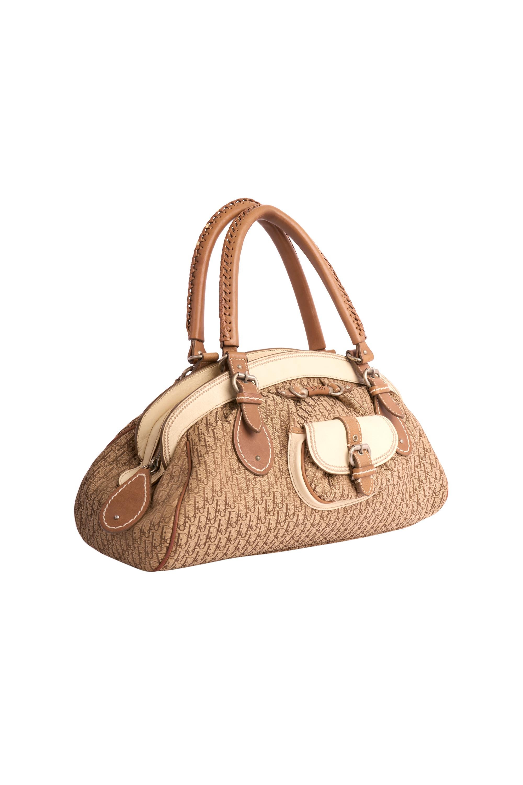 Bolso trotón Diorissimo vintage Christian Dior de la década de 2000. Presenta una tela con monograma beige y un marco de cuero beige claro , Pequeño bolsillo delantero, bolsillo interior con cremallera y otros compartimentos, Logotipo Dior en la