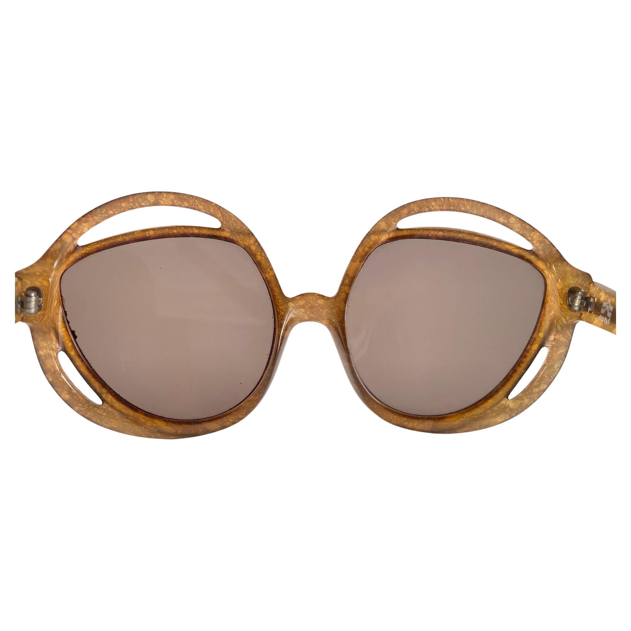Vintage Christian Dior 2027 80 Green Jasped Frame Sporting Light Gradient Lenses. 

Fabriqué en Allemagne.
 
Produit et conçu dans les années 1970.

Une pièce de collection !

Cet article présente des signes mineurs d'usure dus au stockage.

Pas