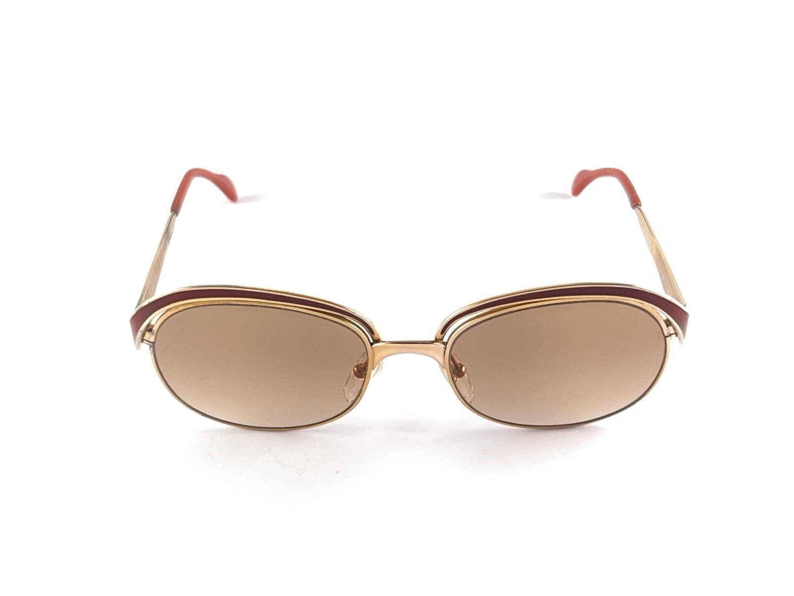 Vintage Christian Dior sunglasses. Enamel Mahogany details over a gold frame.

Spotless medium brown lenses.

This item show minor sign of wear please study the pictures before purchasing


Made in Austria


Front                                    