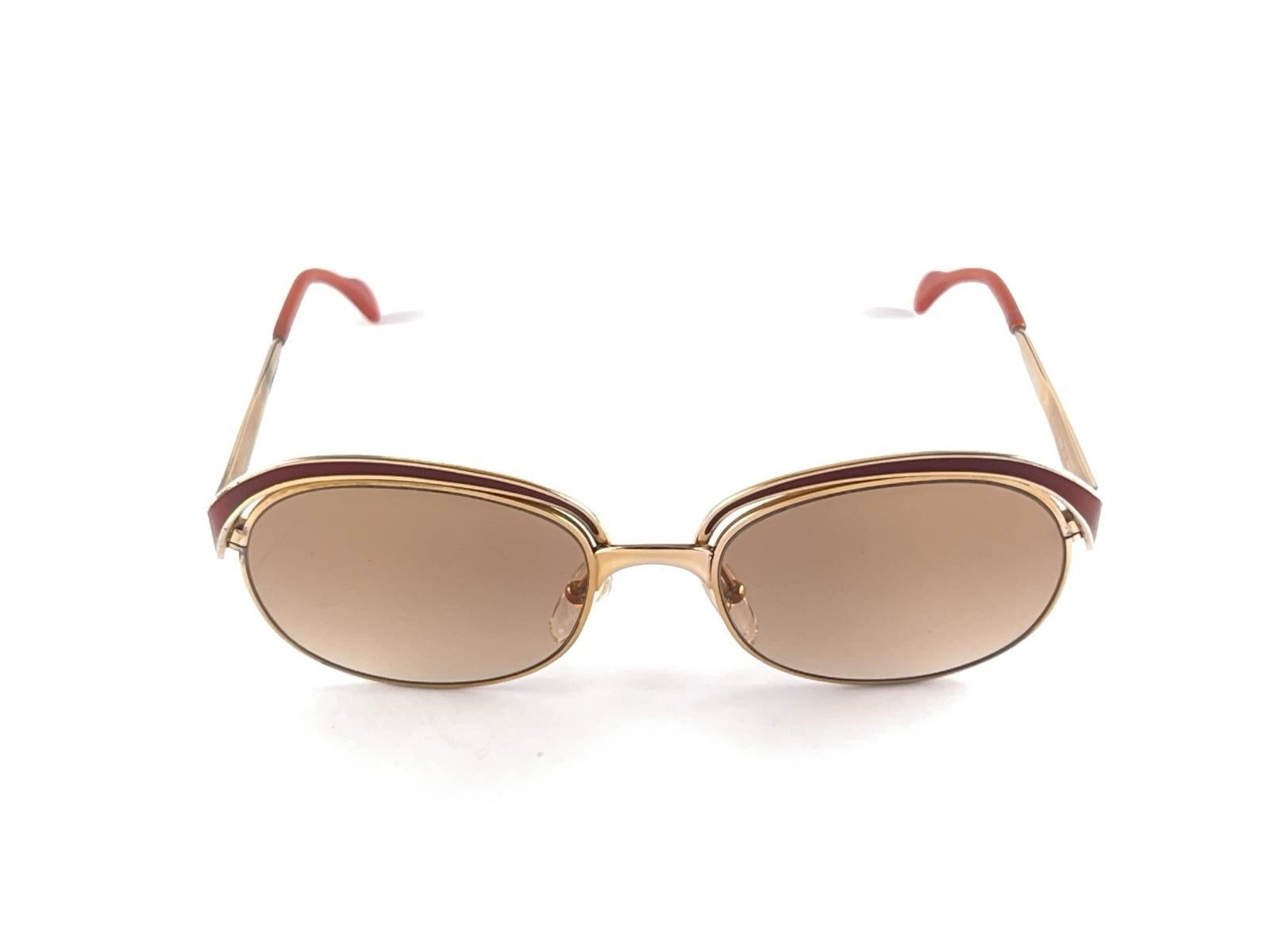 Lunettes de soleil vintage Christian Dior. Détails en acajou émaillé sur un cadre en or.

Lentilles marron moyen impeccables.

Cet article présente des signes mineurs d'usure. Veuillez étudier les photos avant d'acheter.


Fabriqué en
