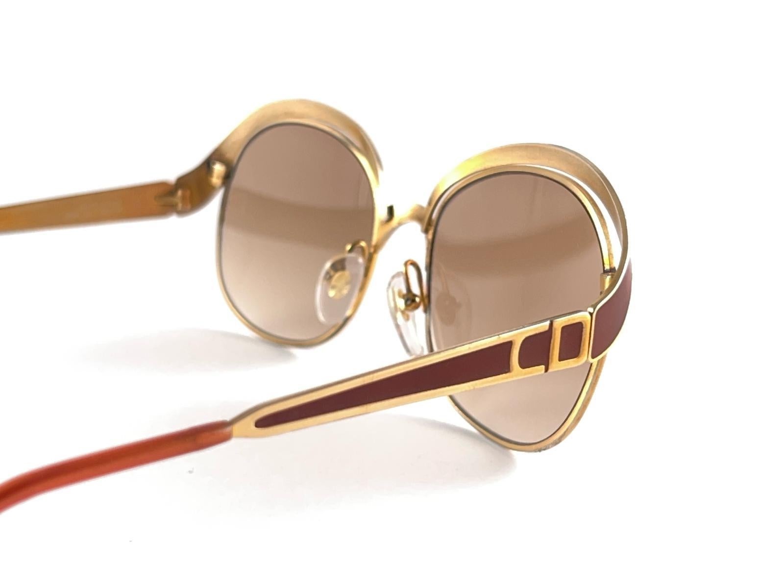 Lunettes de soleil vintage Christian Dior 2037 43 or et acajou 1970's Autriche en vente 4