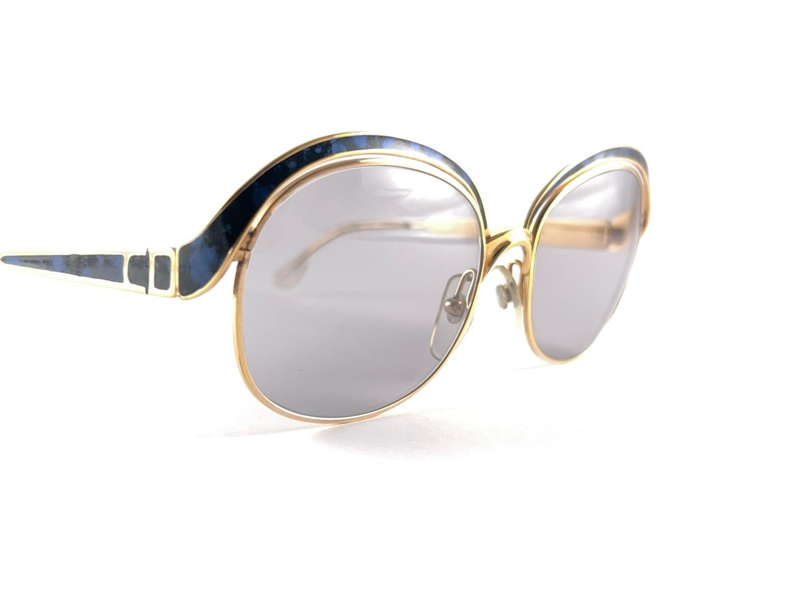 
Vintage Christian Dior Sunglasses. Enamel Blue Marbled Details Over A Gold Frame.
Spotless Ligth Grey Lenses.
This Item Show Minor Sign Of Wear Please Study The Pictures Before Purchasing


Made In Austria



Front                                  