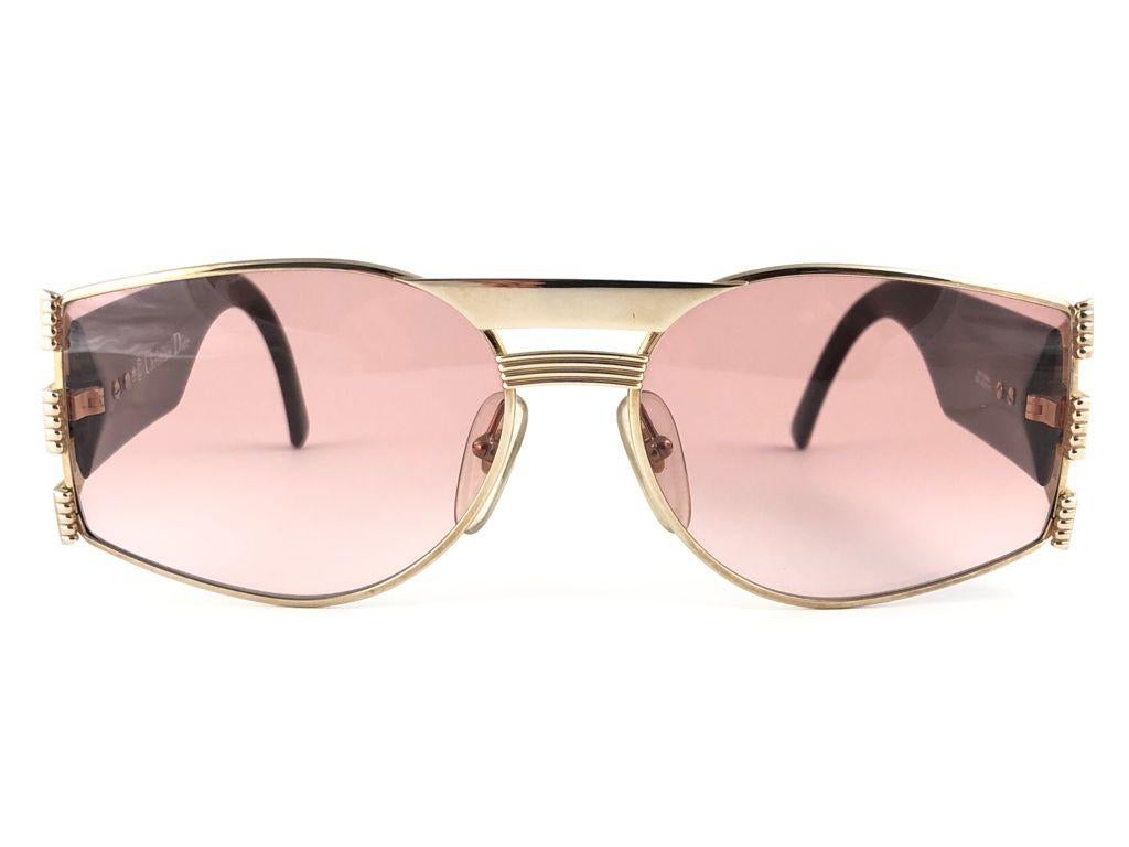 Vintage Christian Dior gold & black marbled sunglasses.

Spotless light brown lenses.

This item may show light sign of wear on the frame due to storage.


MEASUREMENTS:

MEASUREMENTS:

FRONT : 14.5  CMS
LENS HEIGHT : 4.5 CMS
LENS WIDTH : 6