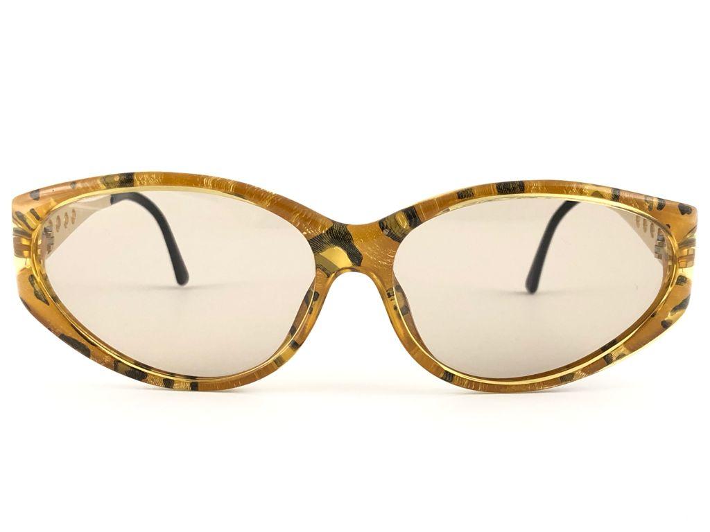 Vintage Christian Dior gold & amber marbled sunglasses.

Spotless light brown lenses.

This item may show light sign of wear on the frame due to storage.


MEASUREMENTS:

FRONT : 14  CMS
LENS HEIGHT : 4 CMS
LENS WIDTH : 5.7 CMS
TEMPLES : 11.5 CMS

