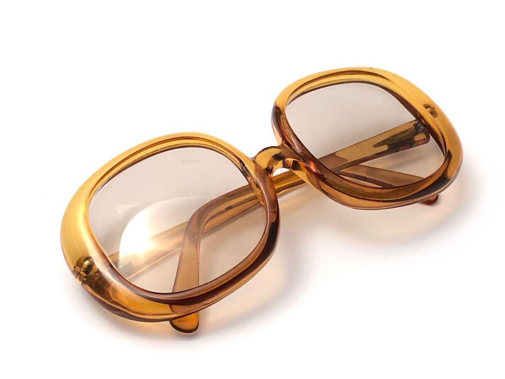 Mint vintage Christian Dior Bernstein durchscheinend Sonnenbrille in Frankreich Mitte der 1960er Jahre gemacht. 

Makellose braune Gläser. 

Dieses Element zeigen leichte Anzeichen von Verschleiß auf dem Rahmen. Bitte studieren Sie die Bilder vor