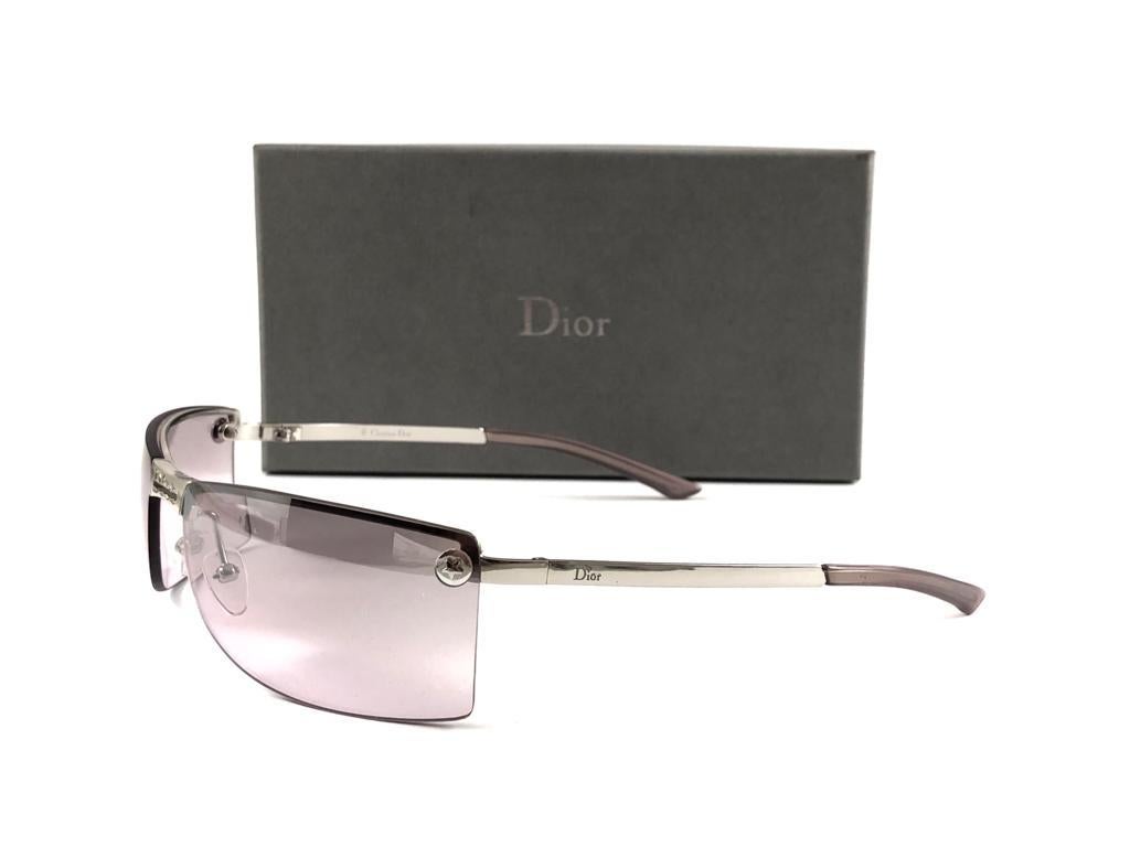 Vintage Christian Dior Adiorable silver with light mirrored rose lenses Wrap Sunglasses Fall 2000 by Galliano.

Made in Austria.
 
This piece show minor sign of wear due to  storage.

Front : 16 cms

Lens Height : 6.5 cms

Lens Width : 3.6 cms 