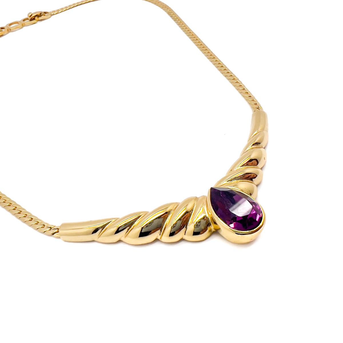 Un collier Vintage Christian Dior en forme de goutte d'améthyste totalement intemporel. Un magnifique cristal d'améthyste taillé en goutte d'eau, serti dans une luxueuse monture plaquée or et terminé par une élégante chaîne à maillons serpent. Un