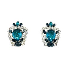 Dior Boucles d'oreilles vintage en cristal bleu, aqua et saphir de la collection 1970