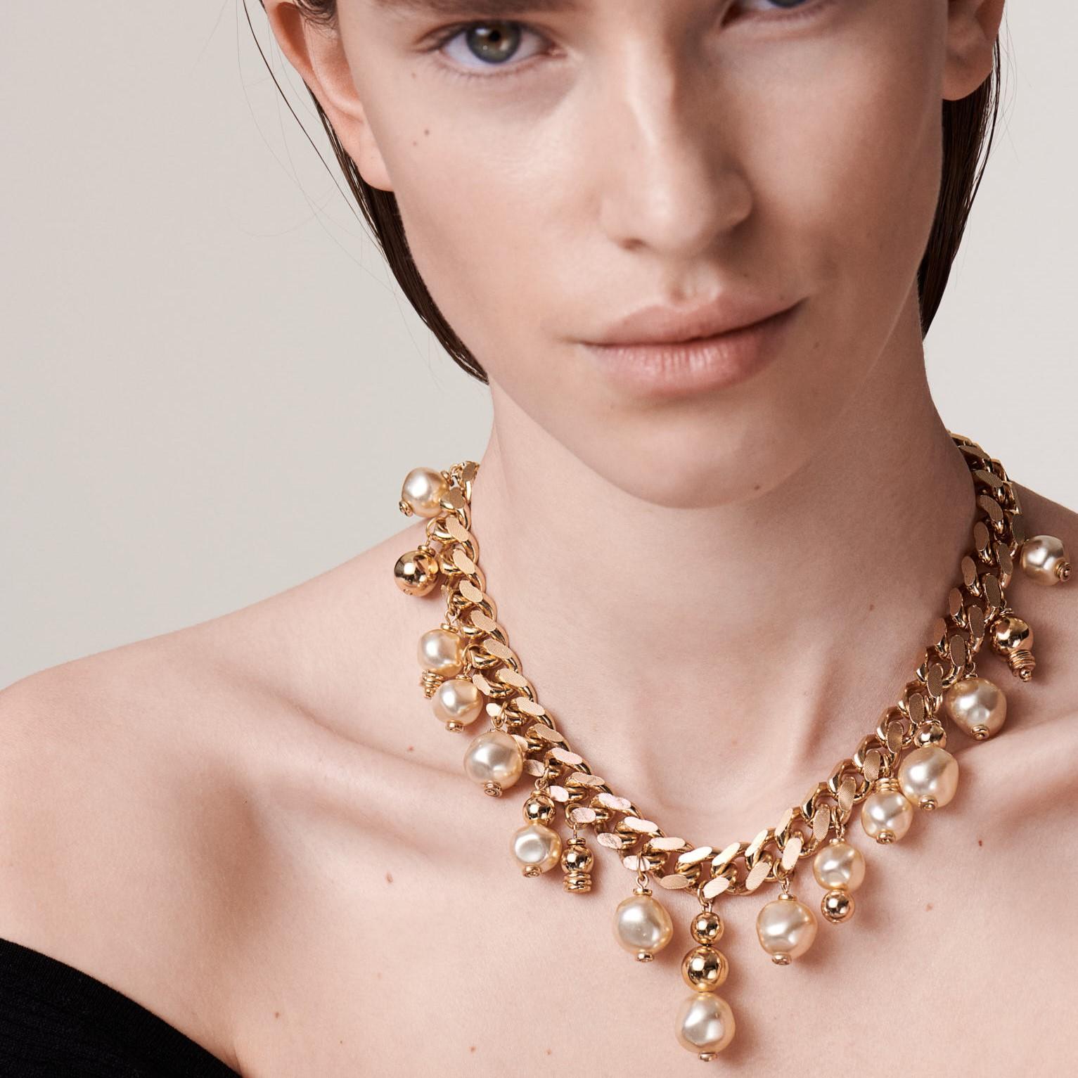 A stunning Vintage Dior Pearl Chain Necklace. Featuring a chunk flattened curb chain embellished with baroque style glass pearls and gold orbs in an asymmetric arrangement. Edgy and timeless, a perfect piece of Dior and total jewel box hero.
With