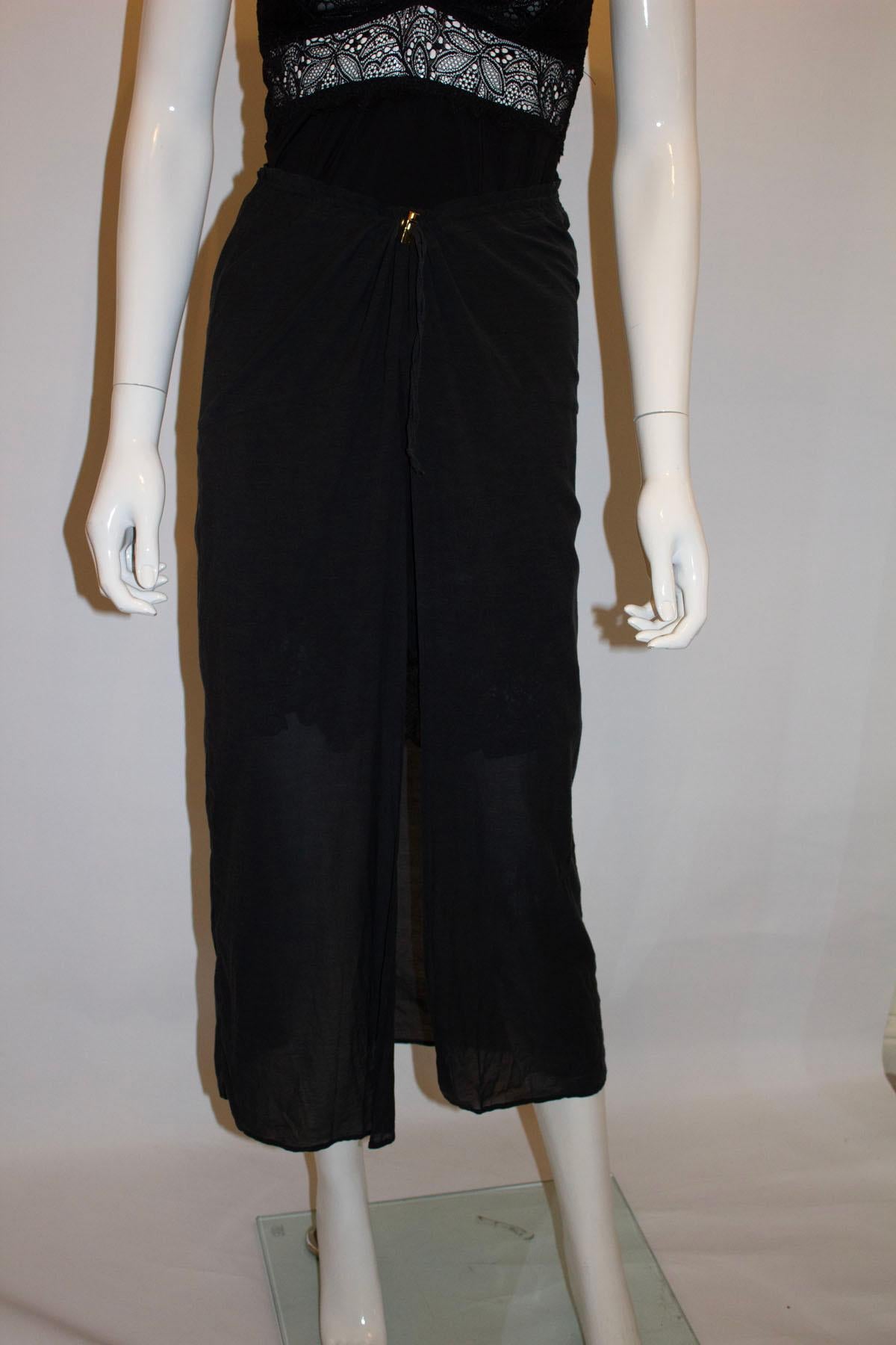 A chic and floaty vintage skirt by Christian Dior . In a silk and cotton mix , the skirt has a drawstring waist with Dior toggle . It has a 30 '' slit at the front, and is unlined. Made in France
UK size 8 Fr 38 Measurements: waist 24 - 6'' , length