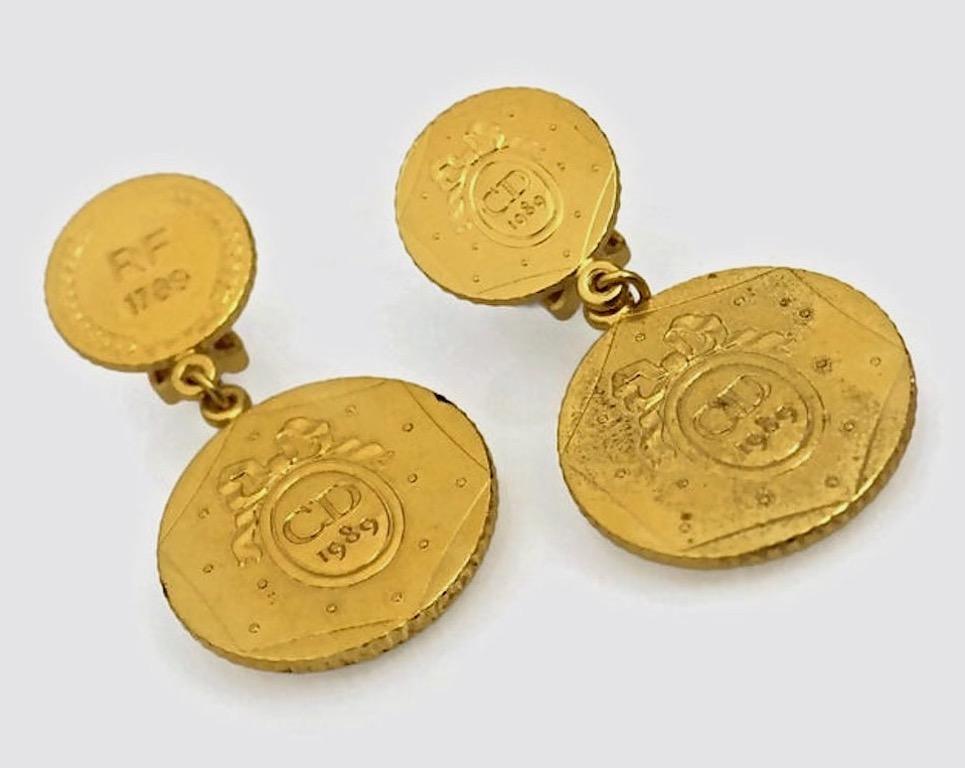 Vintage Christian Dior Bicentennial Coin Limited Edition Earrings

Measurements:
Height: 2 3/8 inches
Big Medals: 1 1/8 inches
Small Medals: 6/8 inch

Features:
- 100% Authentic CHRISTIAN DIOR.
- Small coin top part and big coin bottom part.
- Coins
