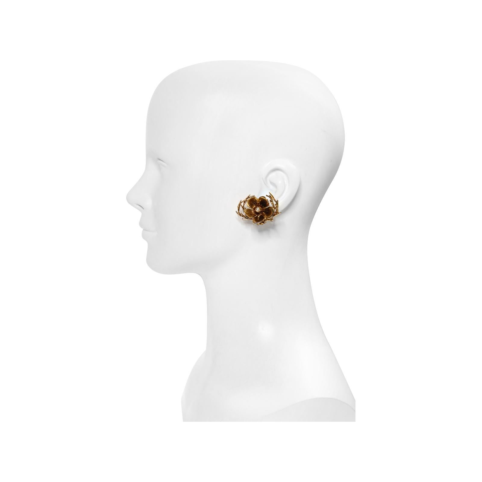 Vintage Christian Dior Boutique Gold Flower with Faux Pearl, circa 1964 In Good Condition For Sale In New York, NY