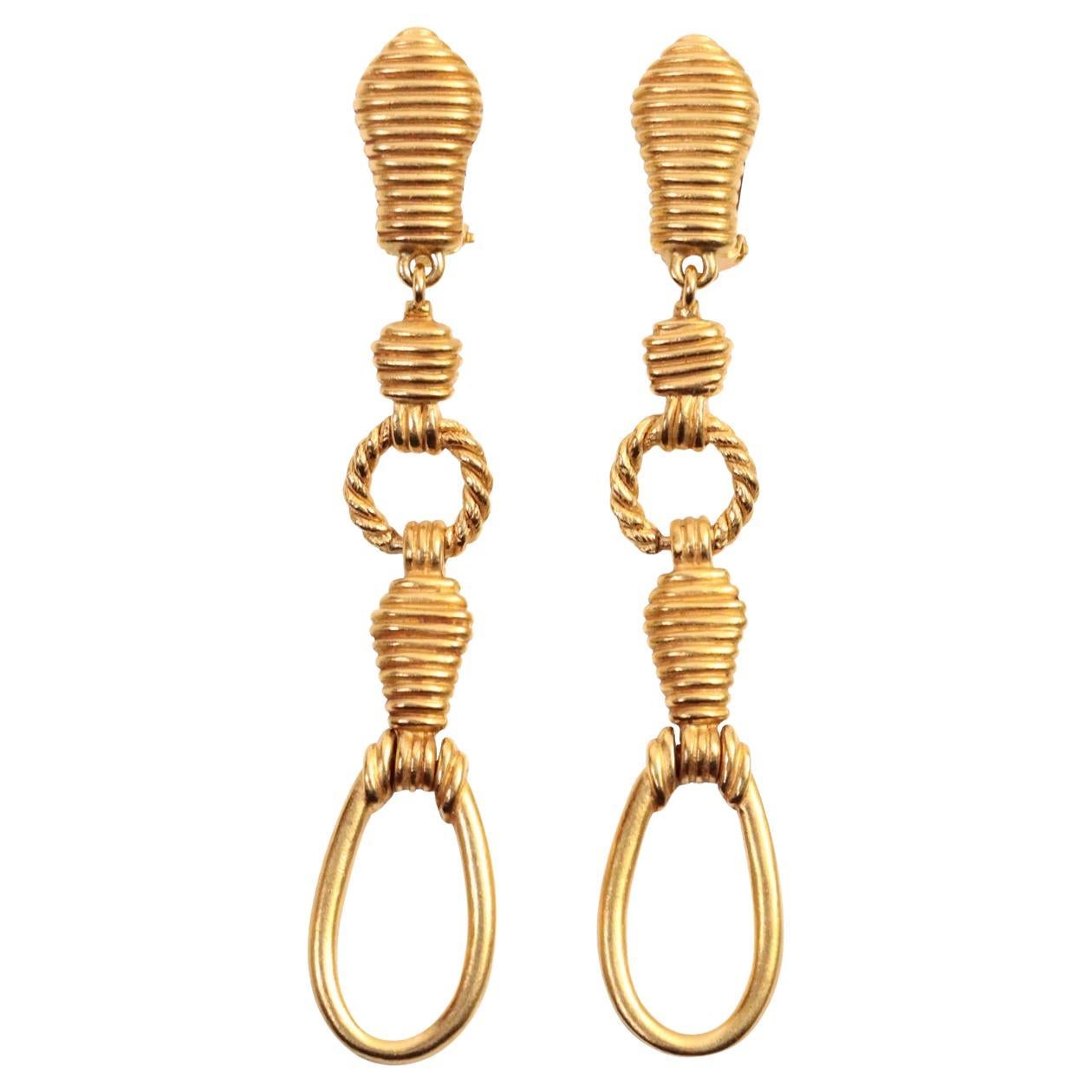 Pendientes largos de oro de la Boutique Vintage Christian Dior, alrededor de los años 80