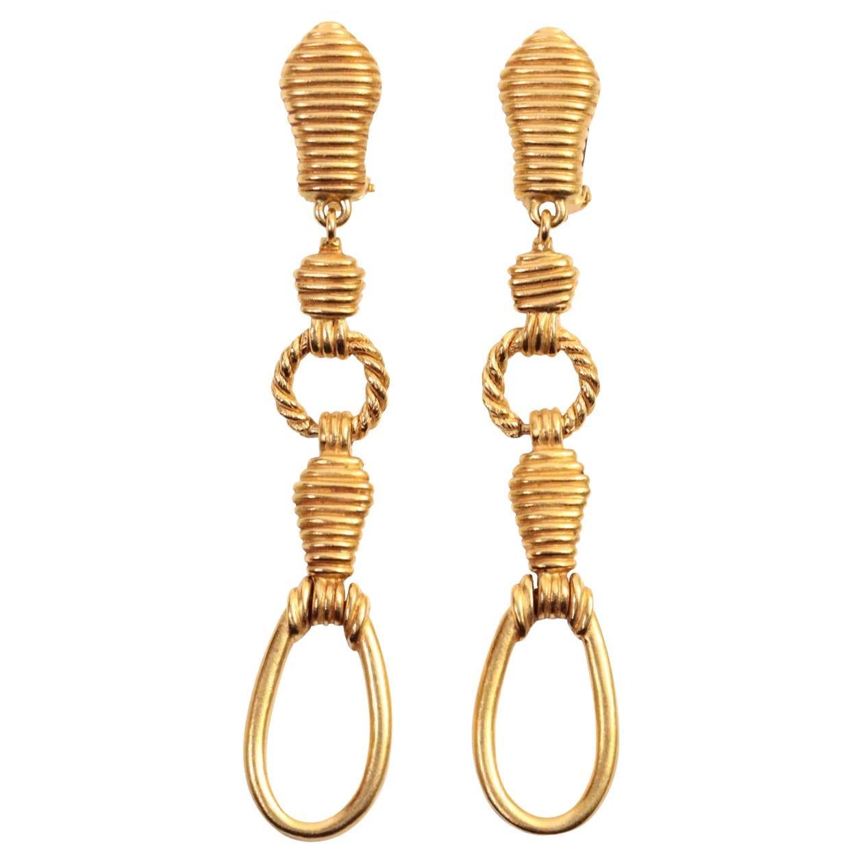 Pendientes largos de oro de la Boutique Vintage Christian Dior, alrededor de los años 80