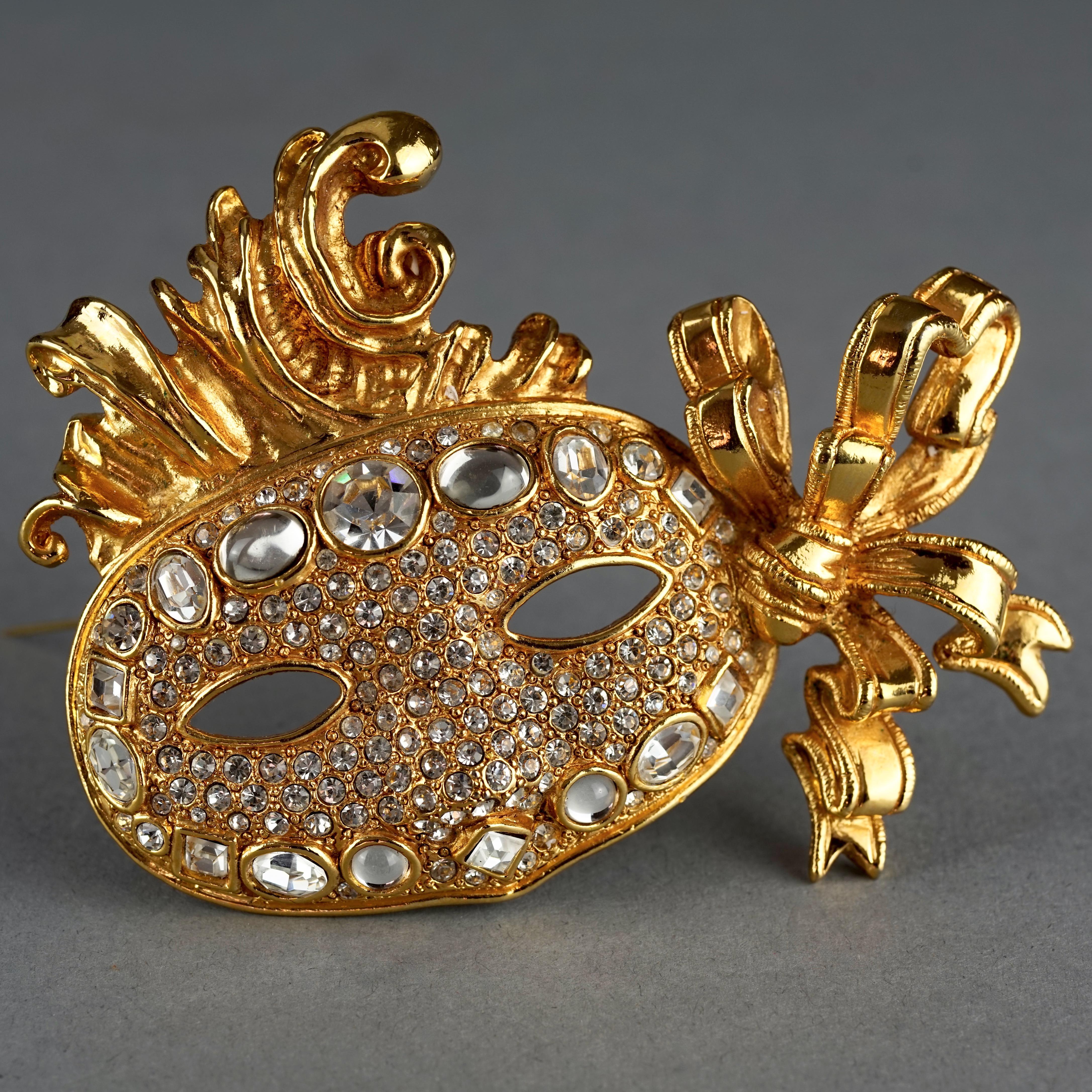 Vintage CHRISTIAN DIOR BOUTIQUE Jewelled Masquerade Massive Brooch In Excellent Condition For Sale In Kingersheim, Alsace