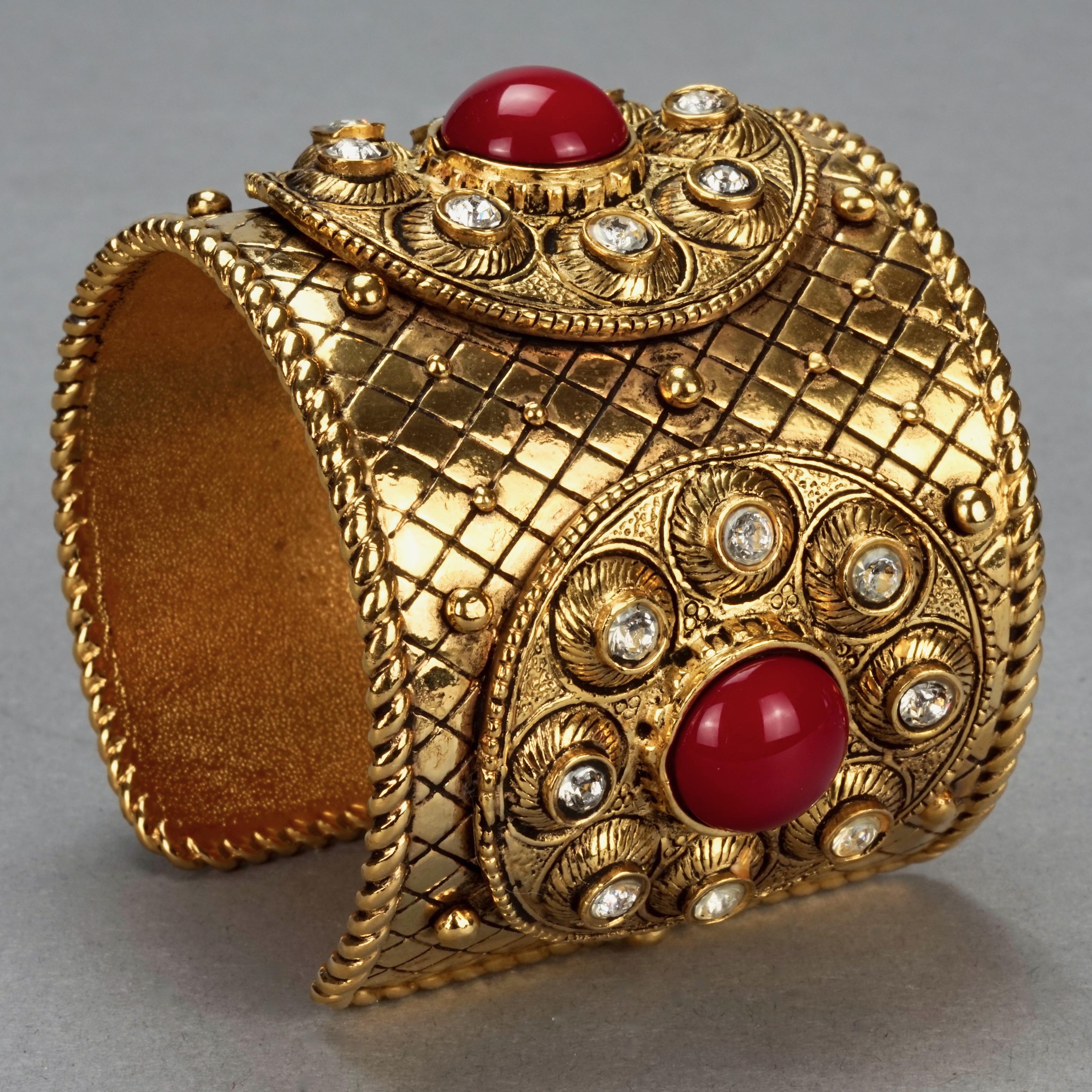 Vintage CHRISTIAN DIOR BOUTIQUE Quilted Cabochon Rhinestone Mogul Cuff Bracelet In Excellent Condition For Sale In Kingersheim, Alsace