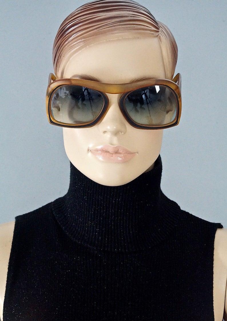 Vintage CHRISTIAN DIOR Bridgeless Space Age Sunglasses

Measurements:
Vertical Height: 2.48 inches (6.3 cm)
Horizontal Width: 5.82 inches (14.8 cm)
Temple Length: 5.31 inches (13.5 cm)

Features:
- 100% Authentic CHRISTIAN DIOR.
- Dramatic