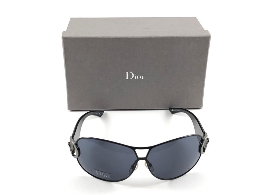 Vintage Christian Dior Buckle Bubble Wrap Sunglasses From 2000's Dior by Galliano.

Made in Austria.
 
This piece show minor sign of wear due to  storage.

Front : 15.5 cms

Lens Height : 5 cms

Lens Width : 6.2 cms 