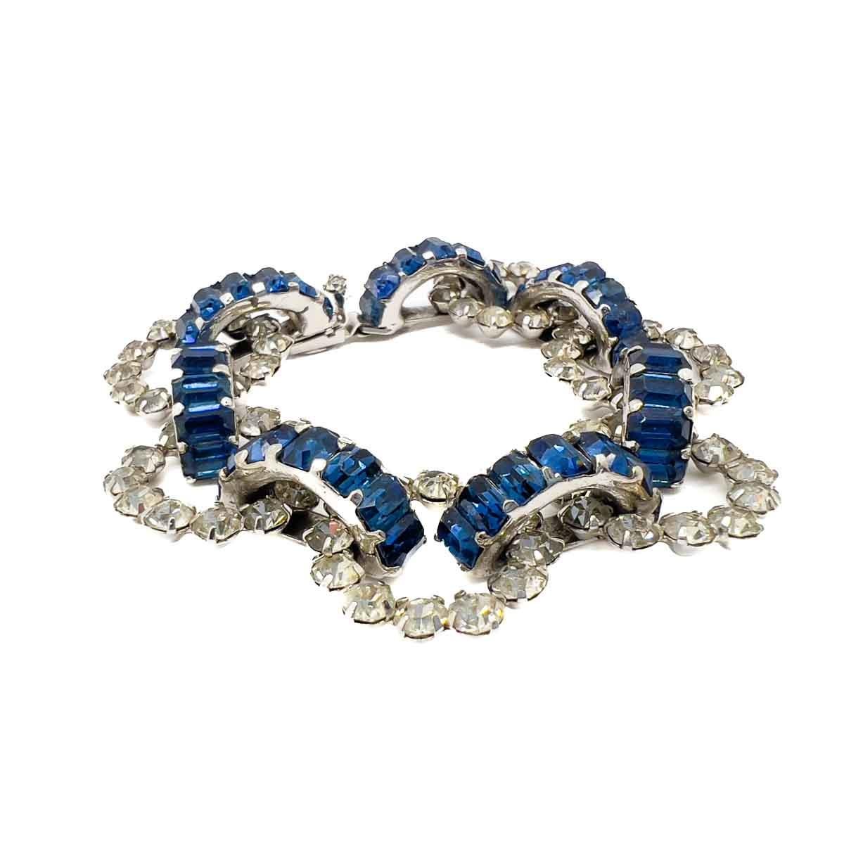 Magnifique bracelet Vintage Dior by Mitchel Maer Sapphire. Illustrant l'importance de la relation entre Mitchel Maer et Christian Dior, ce ravissant bracelet en faux saphir et diamants, orné de cristaux fantaisie de taille émeraude, est