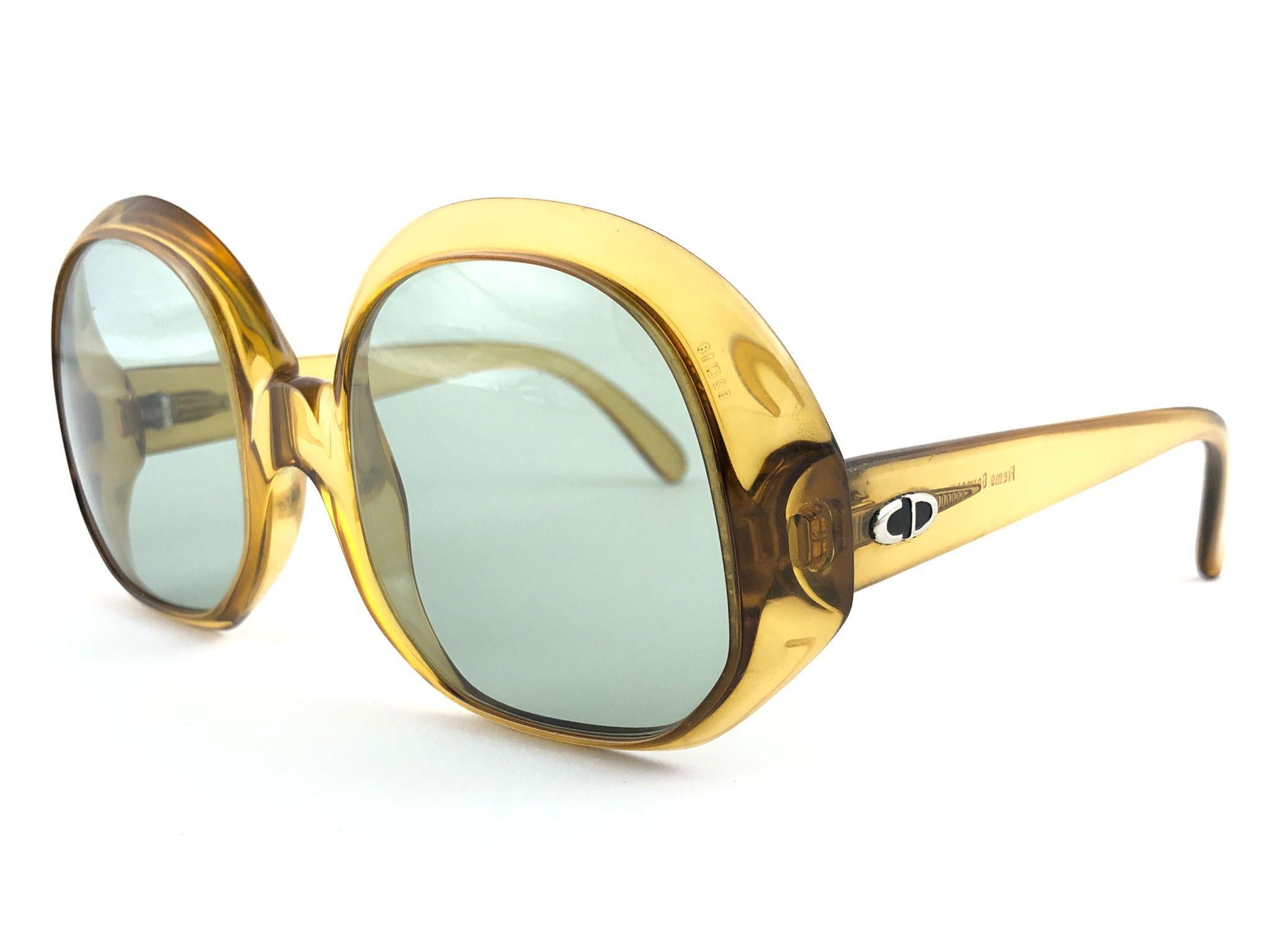 Mint vintage Christian Dior Bernstein durchscheinend Sonnenbrille in Frankreich Mitte der 1960er Jahre gemacht.

Makellose braune Linsen.

Dieses Element zeigen leichte Anzeichen von Verschleiß auf dem Rahmen. Bitte studieren Sie die Bilder vor dem