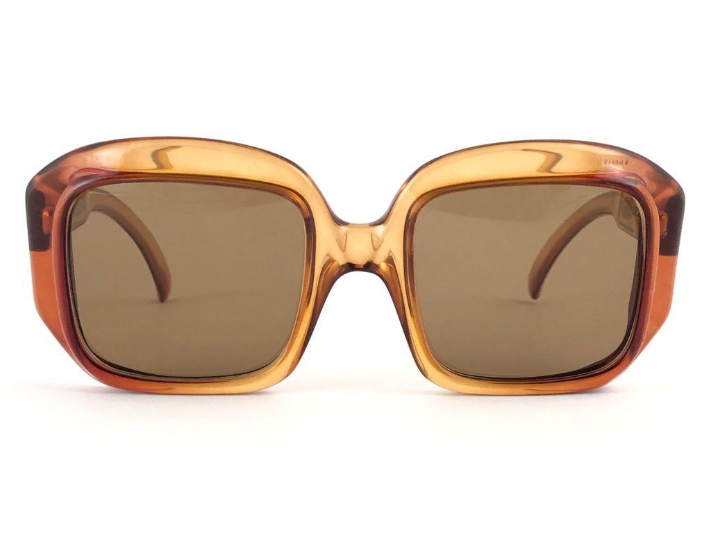 Vintage Christian Dior bernsteinfarbene durchsichtige Sonnenbrille in Frankreich Mitte der 1960er Jahre gemacht.

Makellose mittelbraune Gläser.

Dieses Element zeigen leichte Anzeichen von Verschleiß auf dem Rahmen. Bitte studieren Sie die Bilder