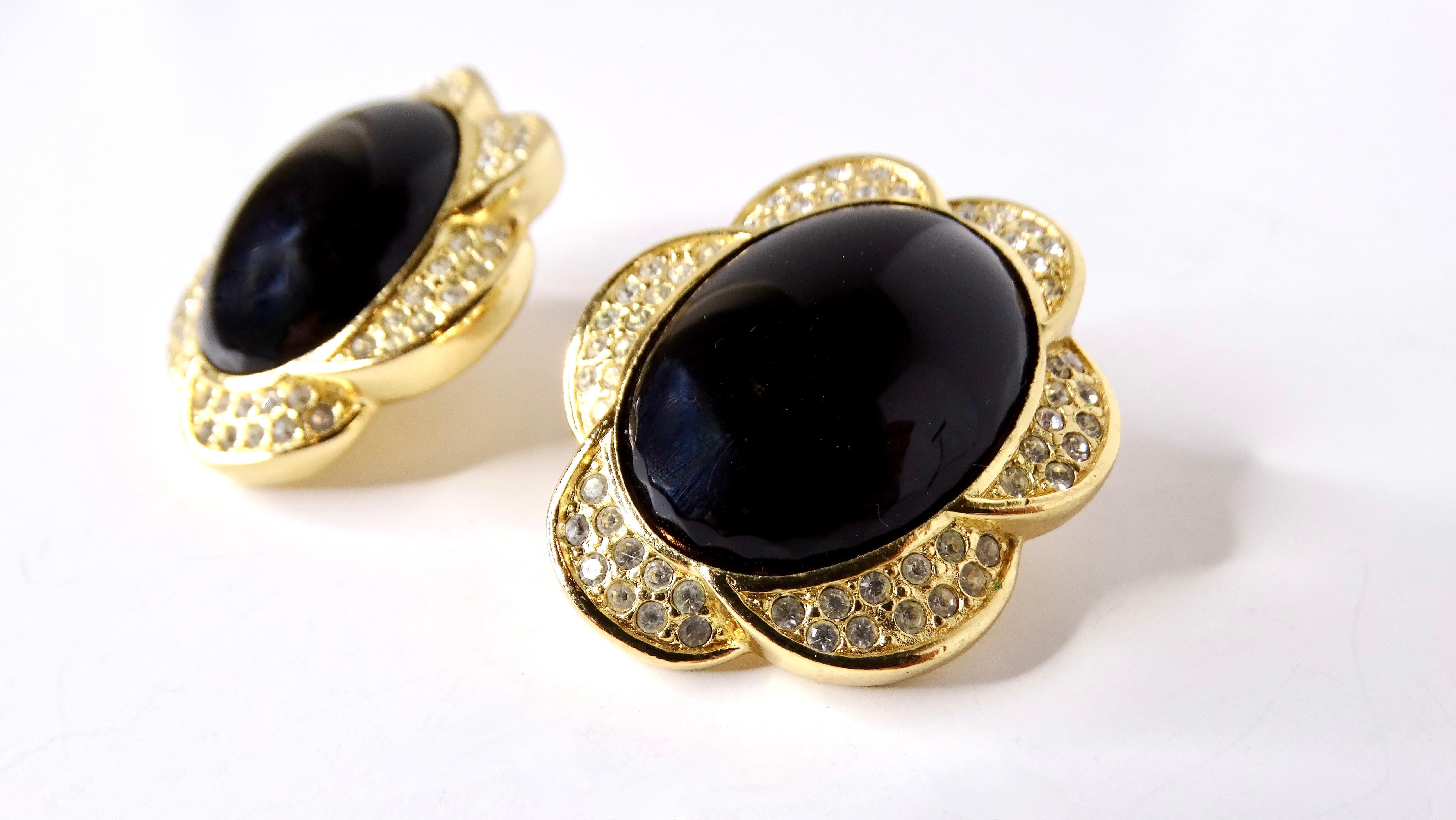 Wir stellen Ihnen die Vintage Christian Dior Cabochon Flower 18k Plated Gold Stud Earrings vor, ein atemberaubendes Beispiel für die zeitlose Eleganz und Handwerkskunst der Marke. Diese exquisiten Ohrringe sind mit einem zarten Blumenmuster