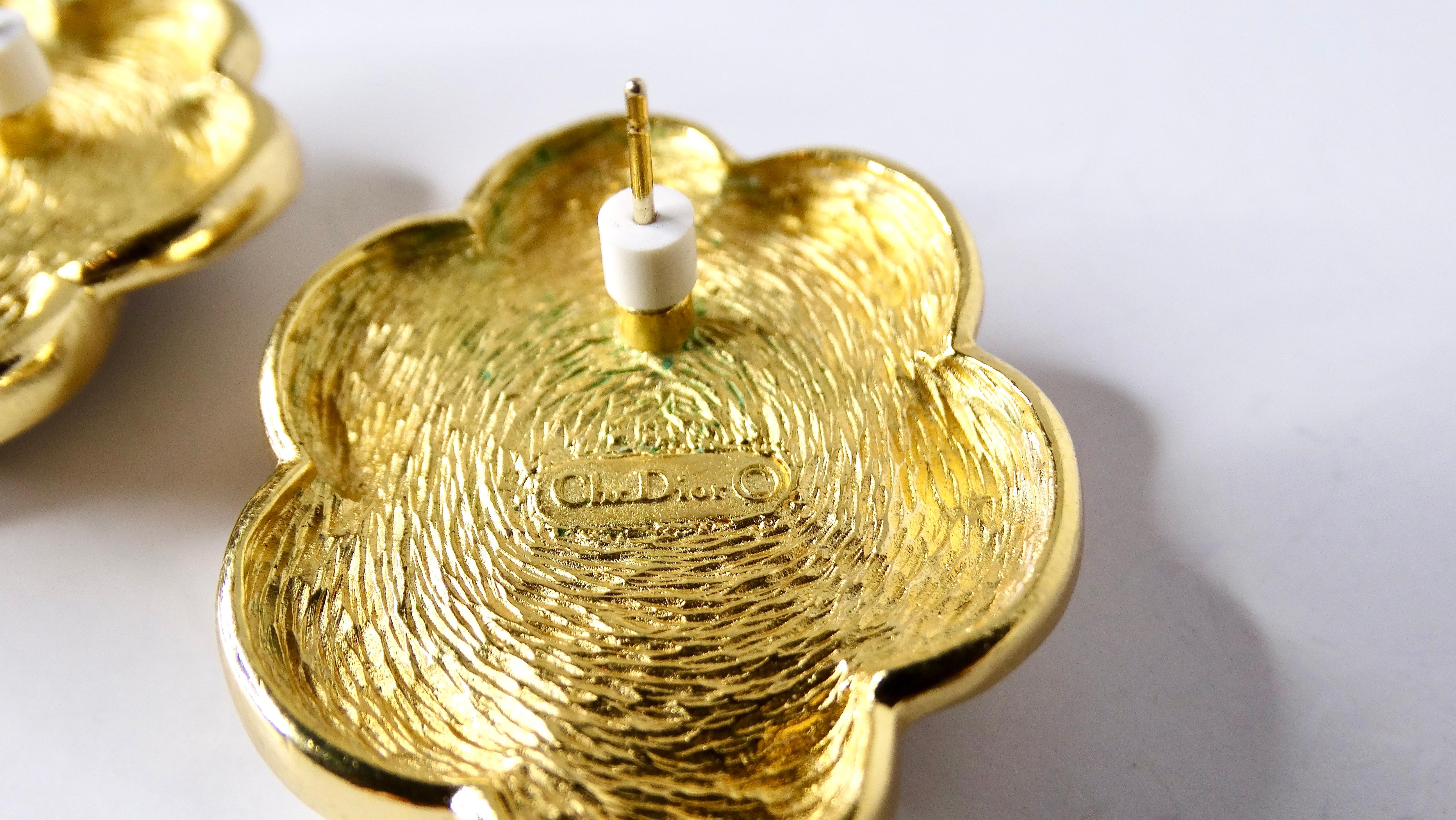 Ohrstecker aus 18 Karat vergoldetem Gold mit Cabochon-Blumenschliff von Christian Dior Damen im Angebot