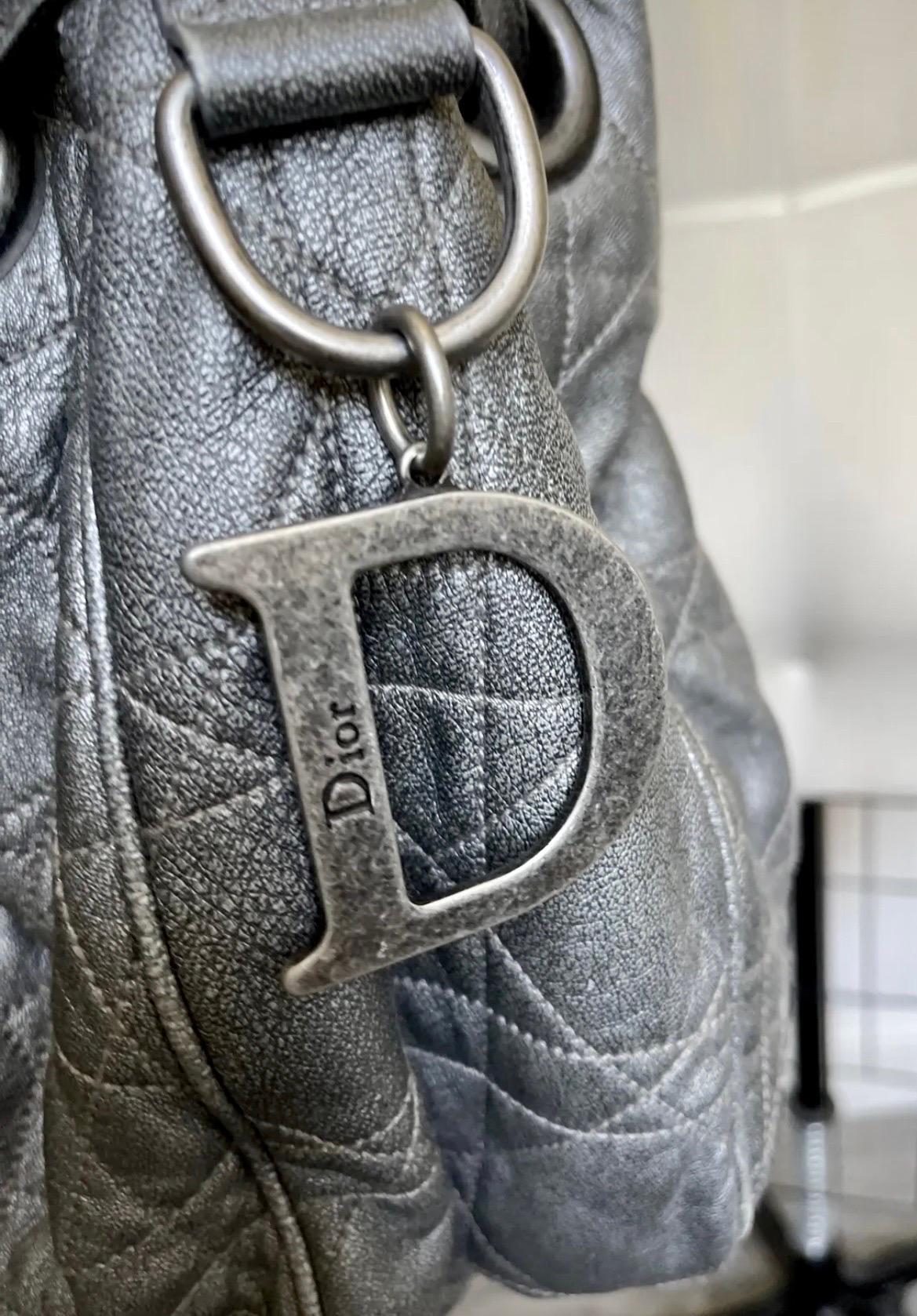 CHRISTIAN DIOR CANNAGE DRAWSTRING BUCKET Umhängetasche (CMP057471) im Zustand „Hervorragend“ in New York, NY