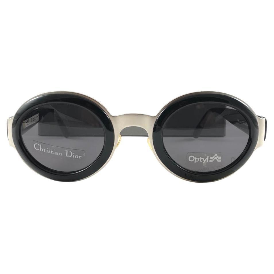 Vintage Christian Dior Sonnenbrille 1990er Jahre Silber & schwarzer Rahmen. mittlere rauchgraue Gläser.

Hergestellt in Österreich.
 
Dieses Stück zeigt leichte Gebrauchsspuren durch  lagerung.

Vorderseite : 14.5 cm

Höhe der Linse: 3,8