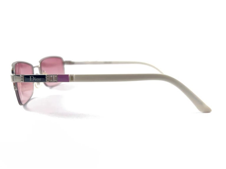 クリスチャンディオール　サングラス　CDSU CHRISTIAN DIOR HOLOGRAPHIC CD Logo Black Pink Sunglasses DM40106U