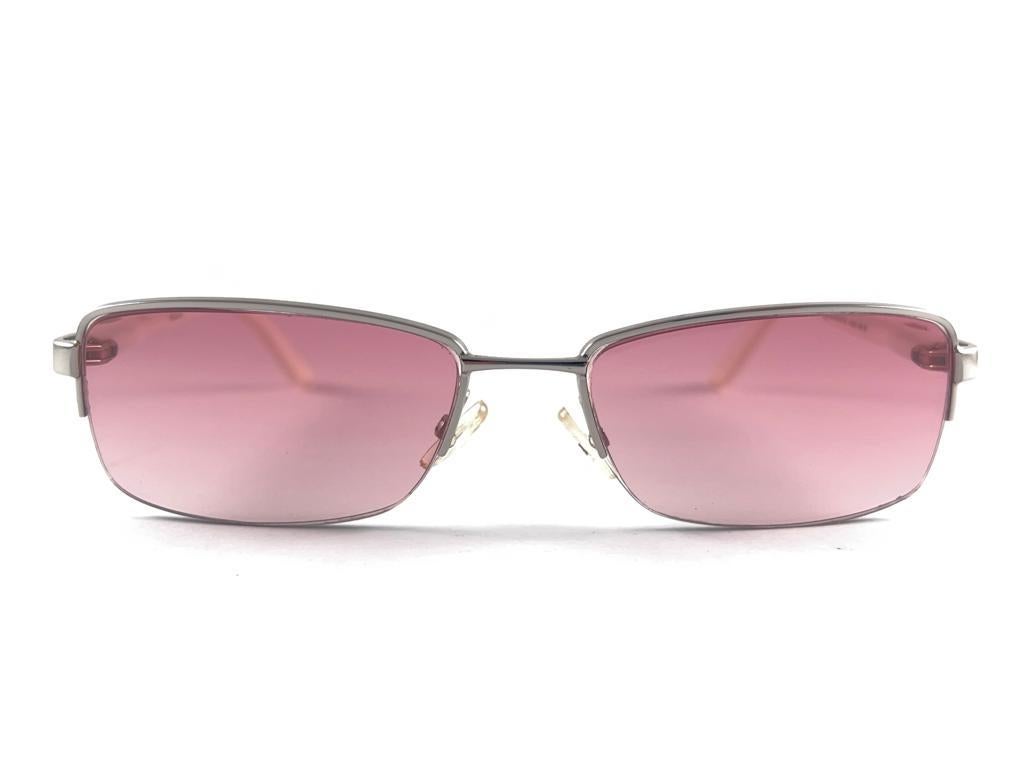 
Classy und Blickfang Vintage Christian Dior CD 3697 Rechteckige Silber Frame hält ein Paar von Candy rosa Gläser Sonnenbrillen.

Neu! Nie getragen oder ausgestellt

Dieser Artikel kann geringe Anzeichen von Verschleiß aufgrund der Lagerung