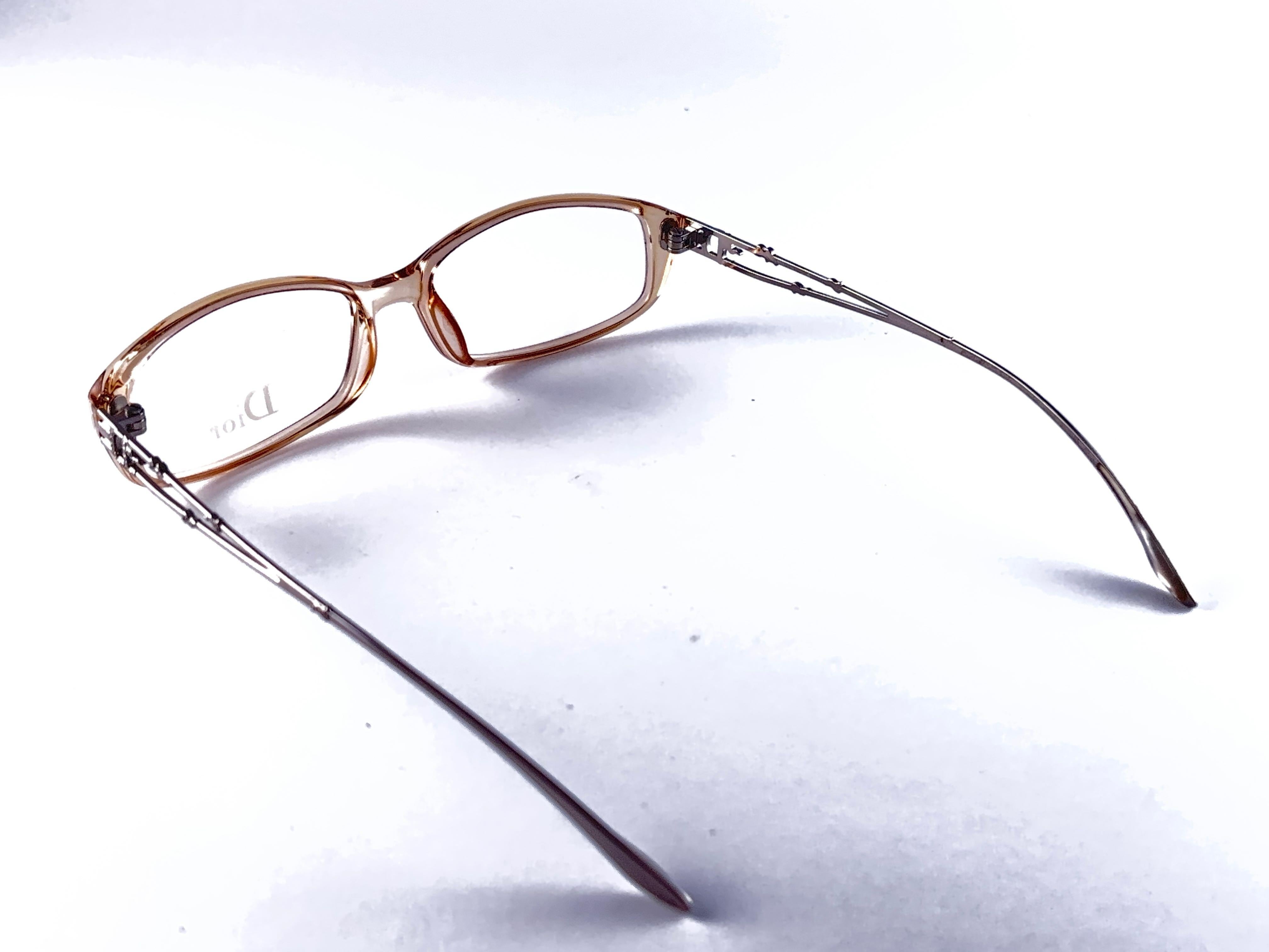 
Classy und Eye Catching Vintage Christian Dior CD Frame hält ein Paar von transparenten Linsen bereit  für Ihr Rezept.

Neu! Nie getragen oder ausgestellt

Dieser Artikel kann kleinere Anzeichen von Verschleiß aufgrund der Lagerung



Hergestellt
