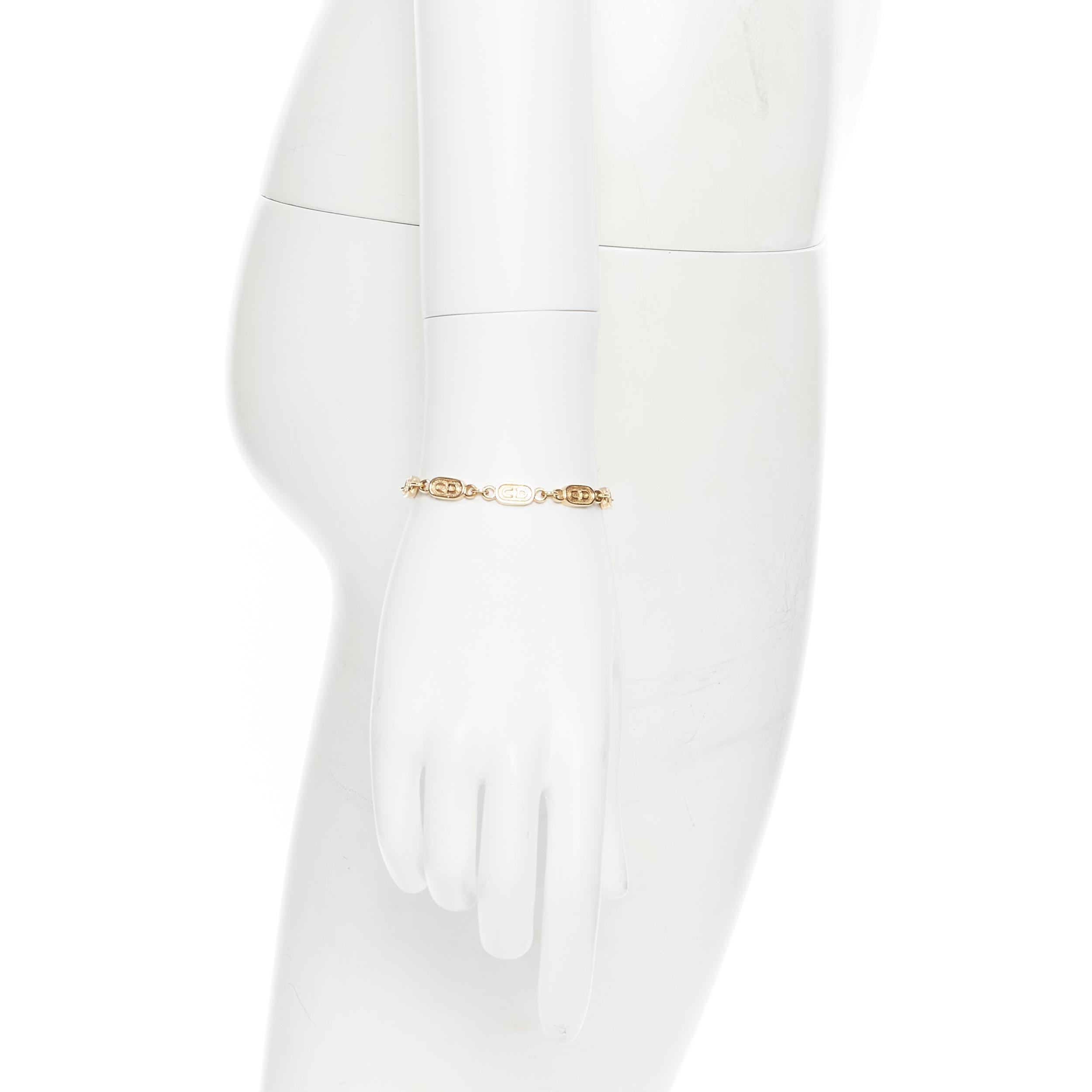 vintage CHRISTIAN DIOR CD logo charm gold link bracelet 
Reference: TGAS/B00711 
Brand: Christian Dior 
Designer: John Galliano 
Material: Metal 
Color: Gold 
Pattern: Solid 
Closure: Clasp 

CONDITION: 
Condition: Very good, this item was pre-owned