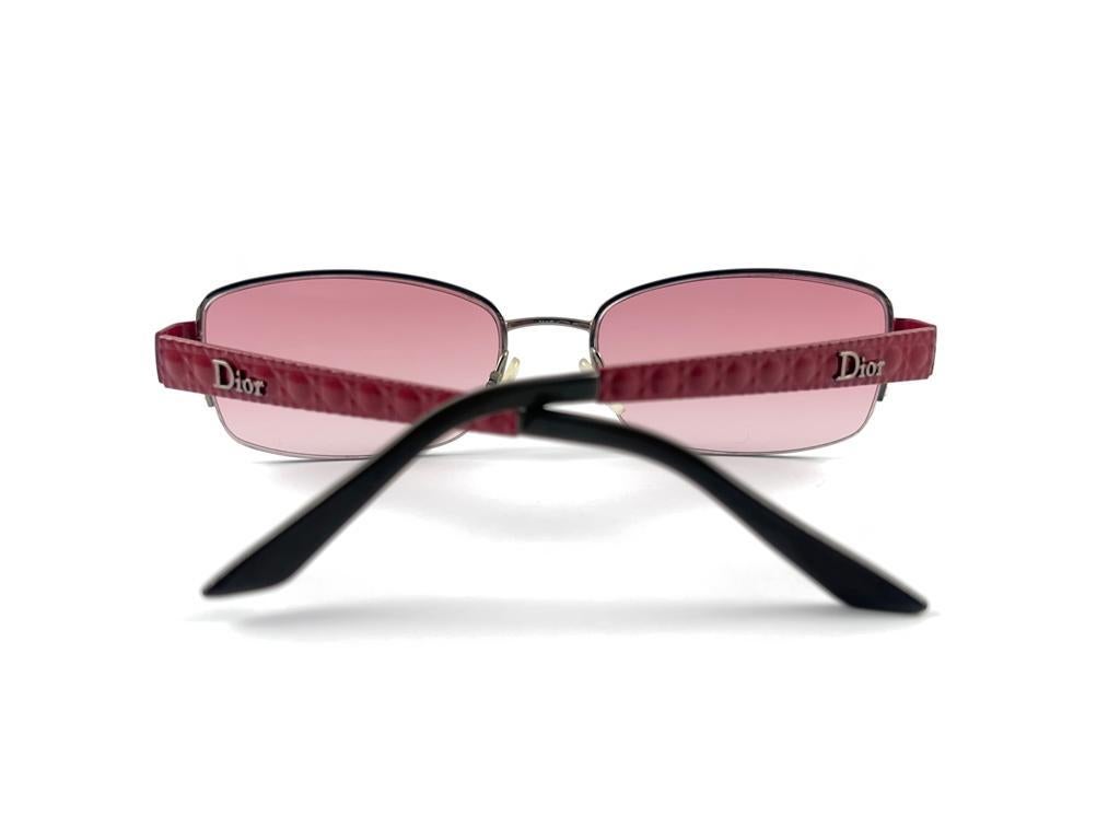 
Classy And Eye Catching Vintage Christian Dior Cd 3759 Half Frame Holding A Pair Of Gradient Pink Lenses Sunglasses.

New! Never Worn Or Displayed

This Item May Show Minor Sign Of Wear Due To Storage.



Made In Italy





Front                   