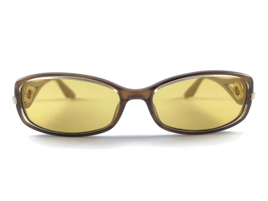 
Classy und Blickfang Vintage Christian Dior Cd X41Ochre Frame hält ein Paar erstaunliche gelbe Gläser Sonnenbrille.

Neu! Nie getragen oder ausgestellt



Dieser Artikel kann aufgrund der Lagerung geringfügige Abnutzungserscheinungen