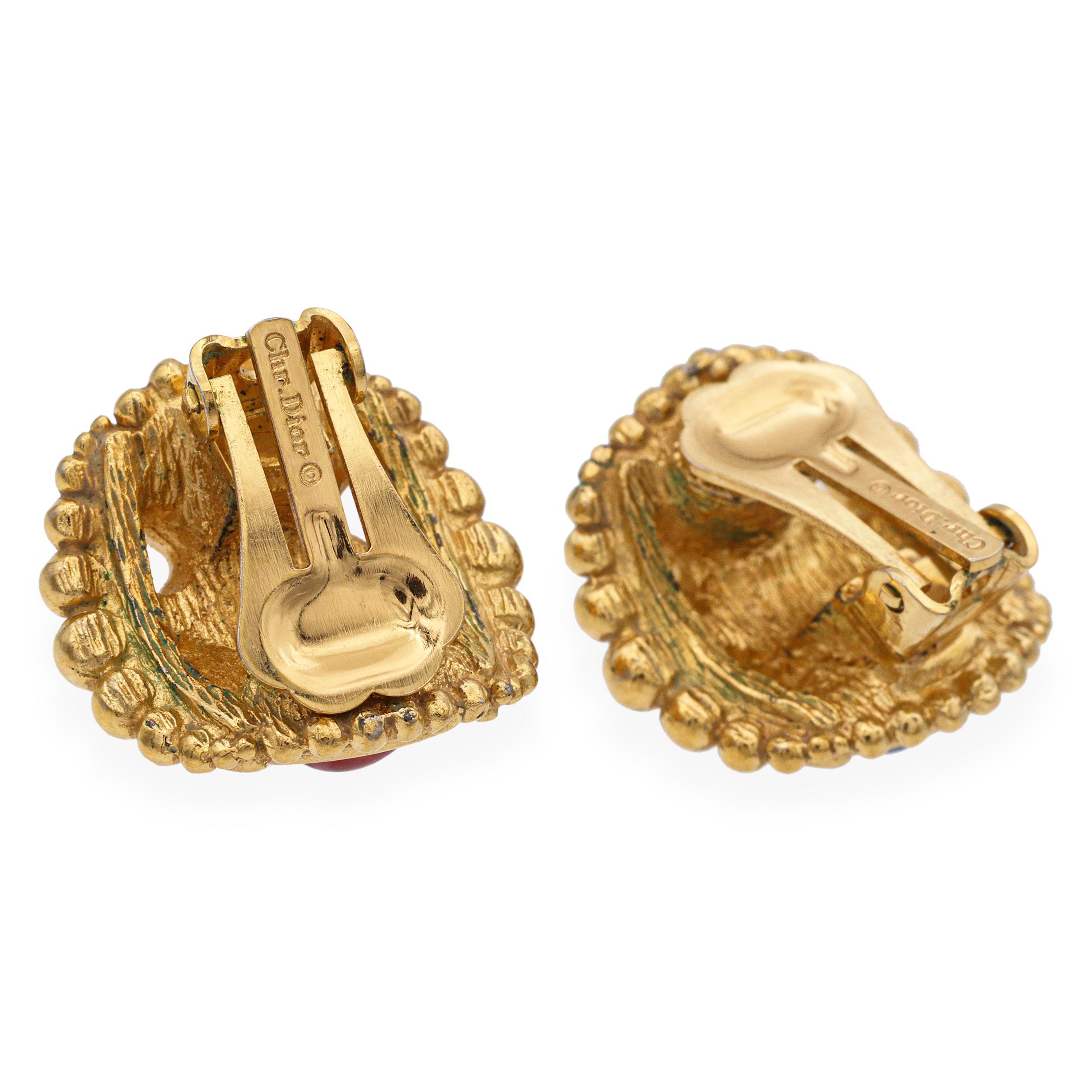 Estos pendientes de pinza vintage de Christian Dior muestran un vibrante trío de piedras sintéticas de rubí, zafiro y esmeralda. Atrevidas, coloridas e inconfundiblemente Dior, presentan un diseño clásico que añade un toque divertido y sofisticado a
