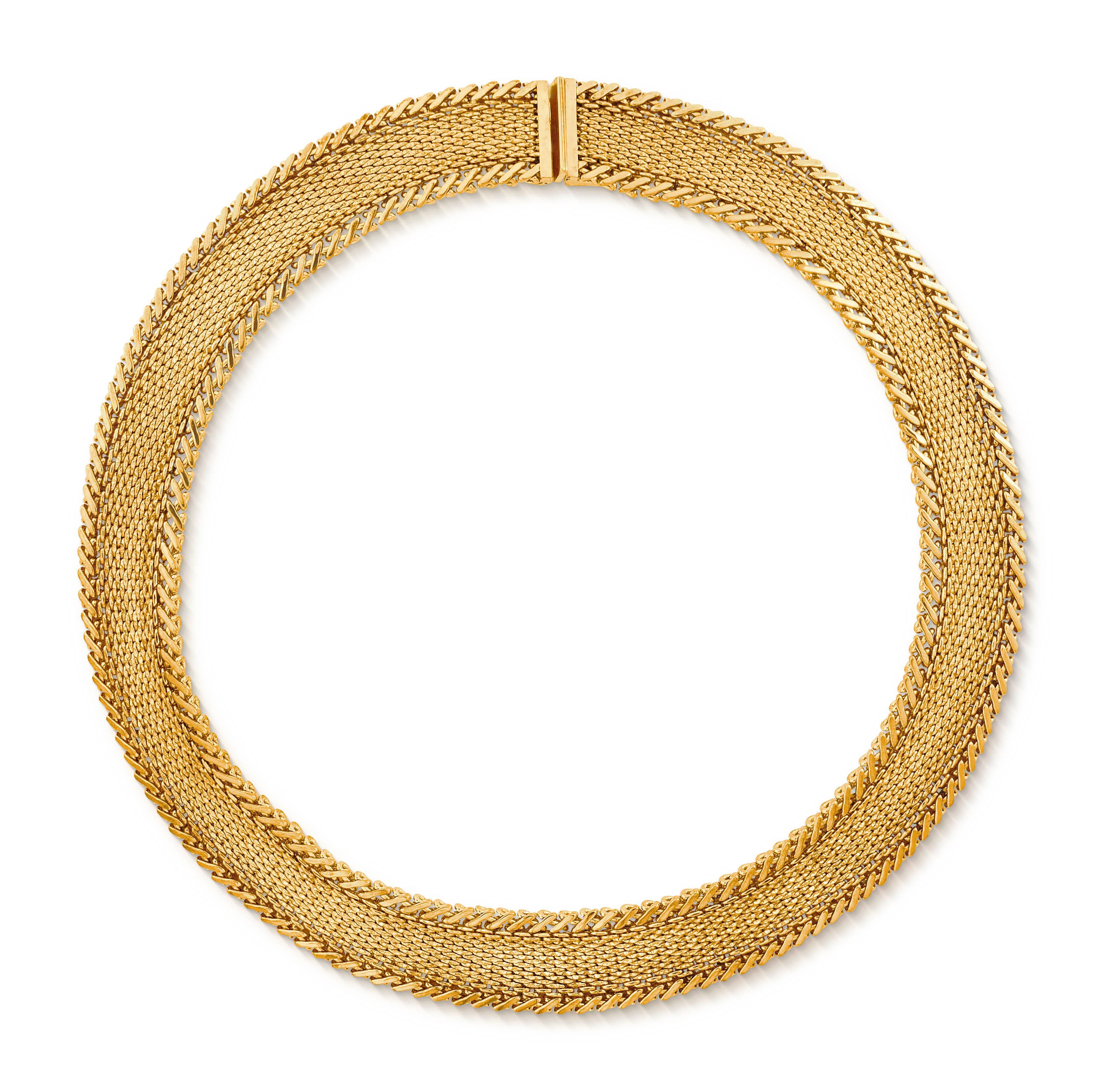 Halskette mit flachem Kragen von Christian Dior aus Goldblech, Vintage 1964.  Diese Heritage-Halskette kombiniert matte und polierte Elemente, um einen gewebten Look zu schaffen, und sitzt perfekt in der Halskette.  Länge 16 Zoll, Breite 3/4 Zoll