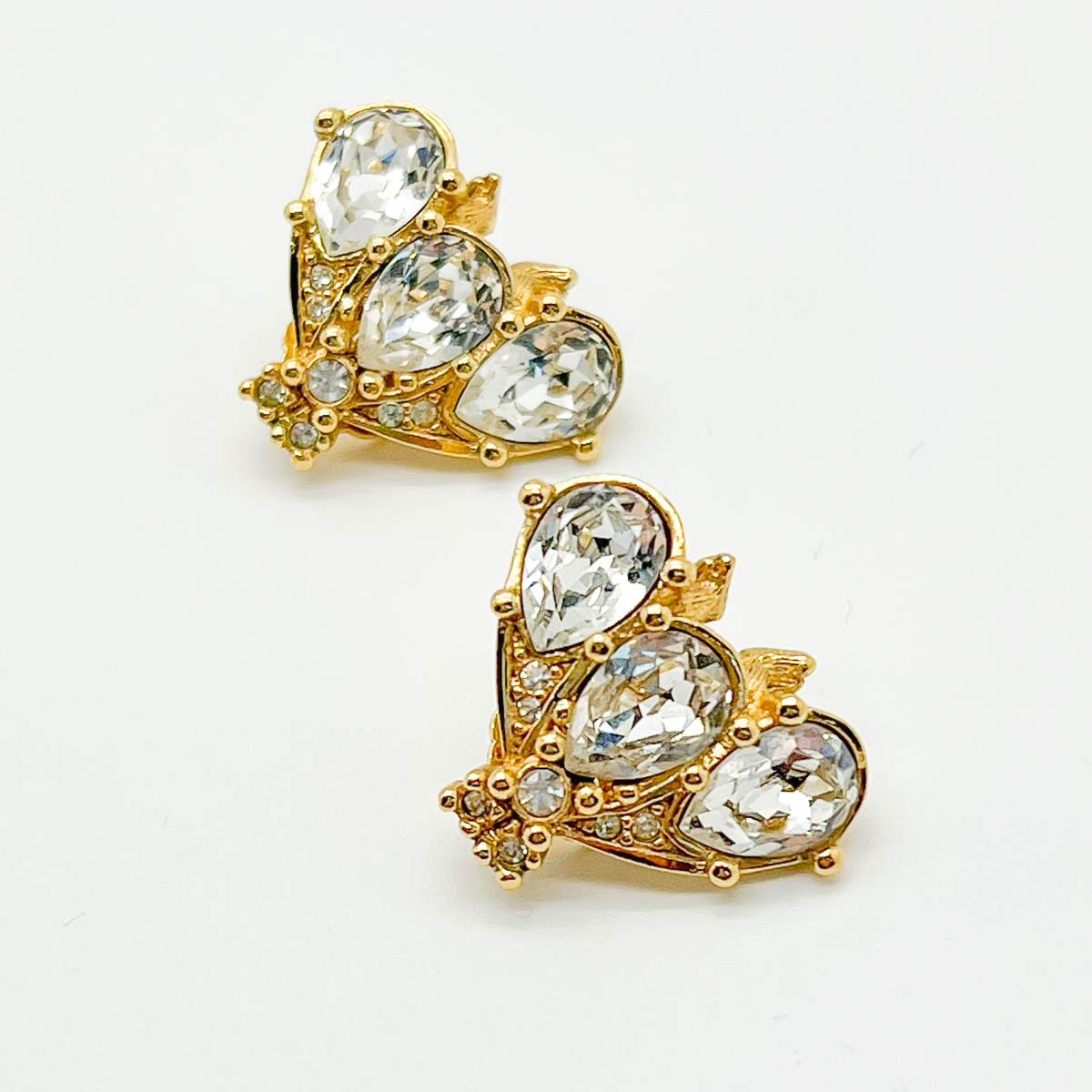 Eines der schönsten Designs der 80er Jahre für Dior-Ohrringe ist der Bienen-Ohrring. Das Bienenmotiv, das jahrzehntelang ein Symbol des Hauses war, ist heute ein beliebtes Symbol. Perfekt verarbeitet mit vergoldetem Metall, exquisitem Design und
