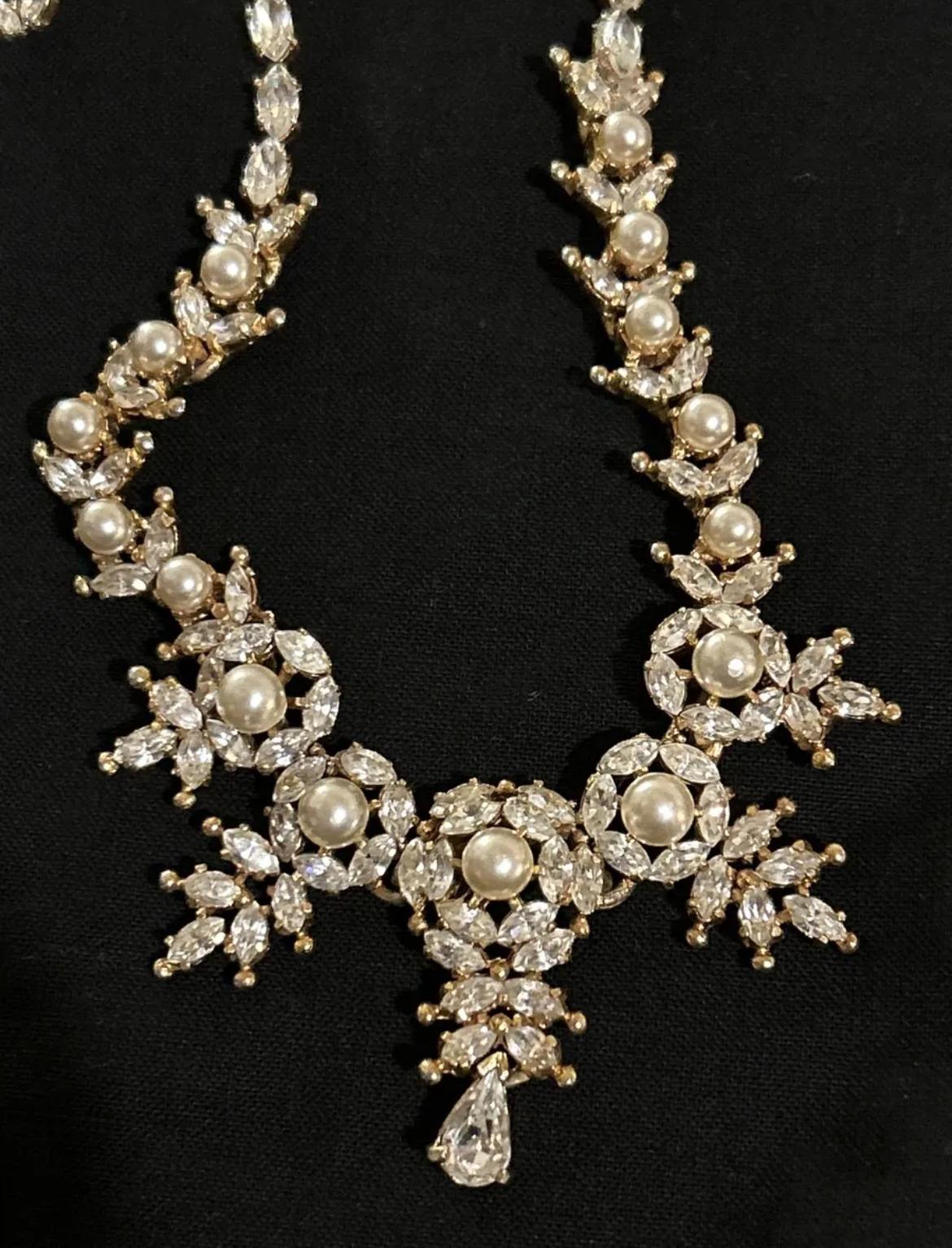 
A absolutely beautiful necklace with clear crystal and faux pearls from Christian Dior and Mitchel Maer.

Very collectable piece of vintage 1950s jewellery.
Signed on the plaque Christian Dior Mitchel Maer. The plaque has some wear. See photos for