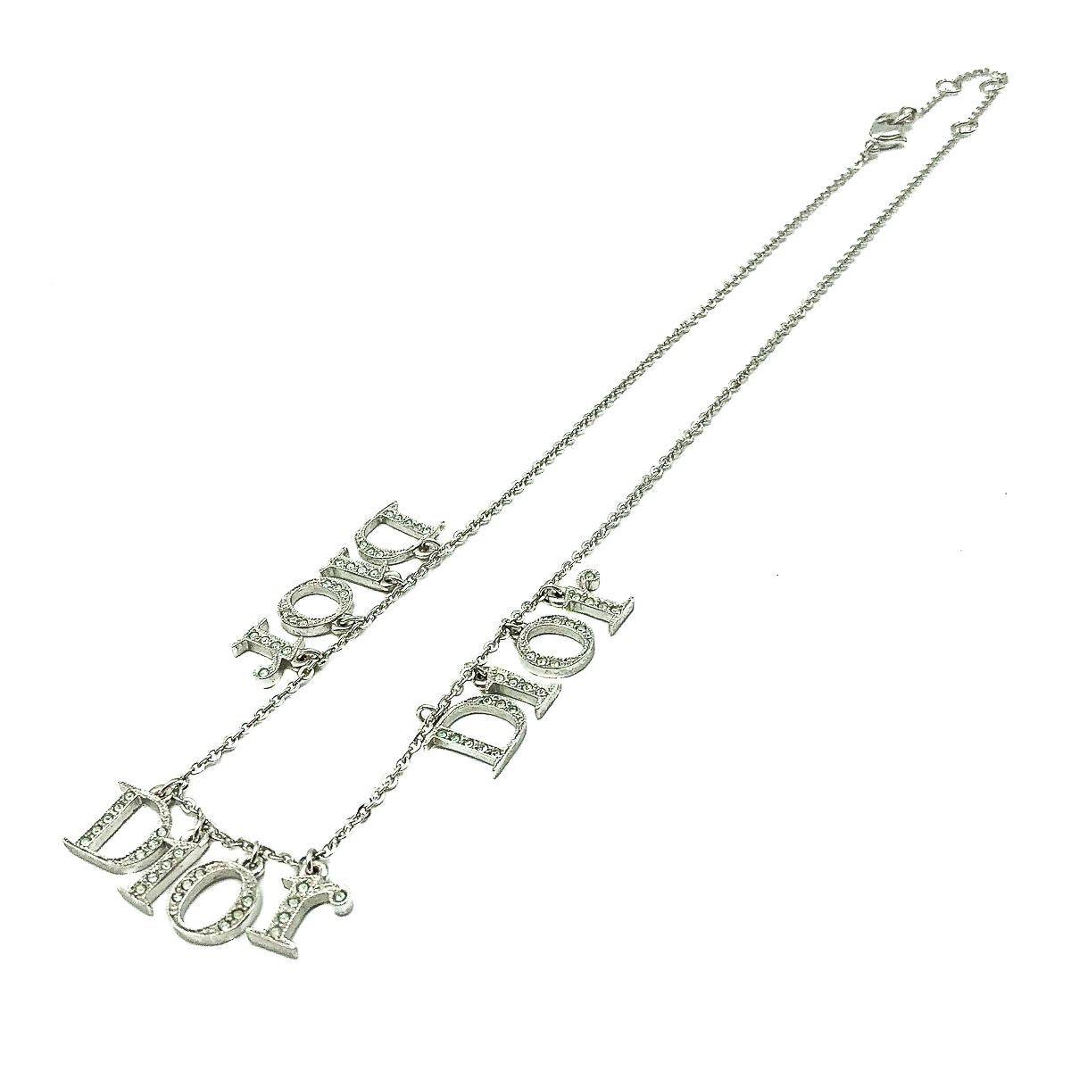 Eine Vintage Dior Spell Out Halskette. Mit einer fabelhaften Reihe von kristallbesetzten Anhängern, die nicht nur einmal, sondern dreimal den Namen Dior tragen. Hergestellt aus rhodiniertem Metall. Signiert, in sehr gutem Vintage-Zustand, ca. 38cm -