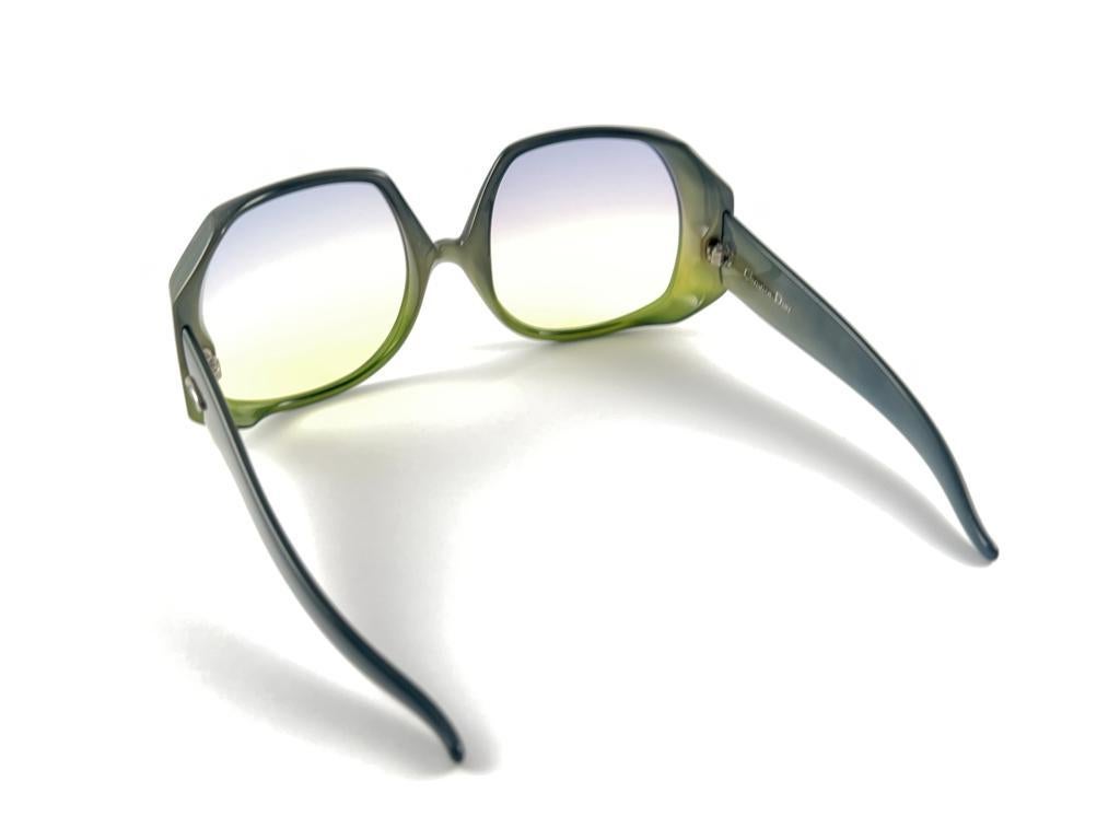 Christian Dior - Lunettes de soleil autrichiennes surdimensionnées D04 Mask, deux tons verts, années 70 en vente 10